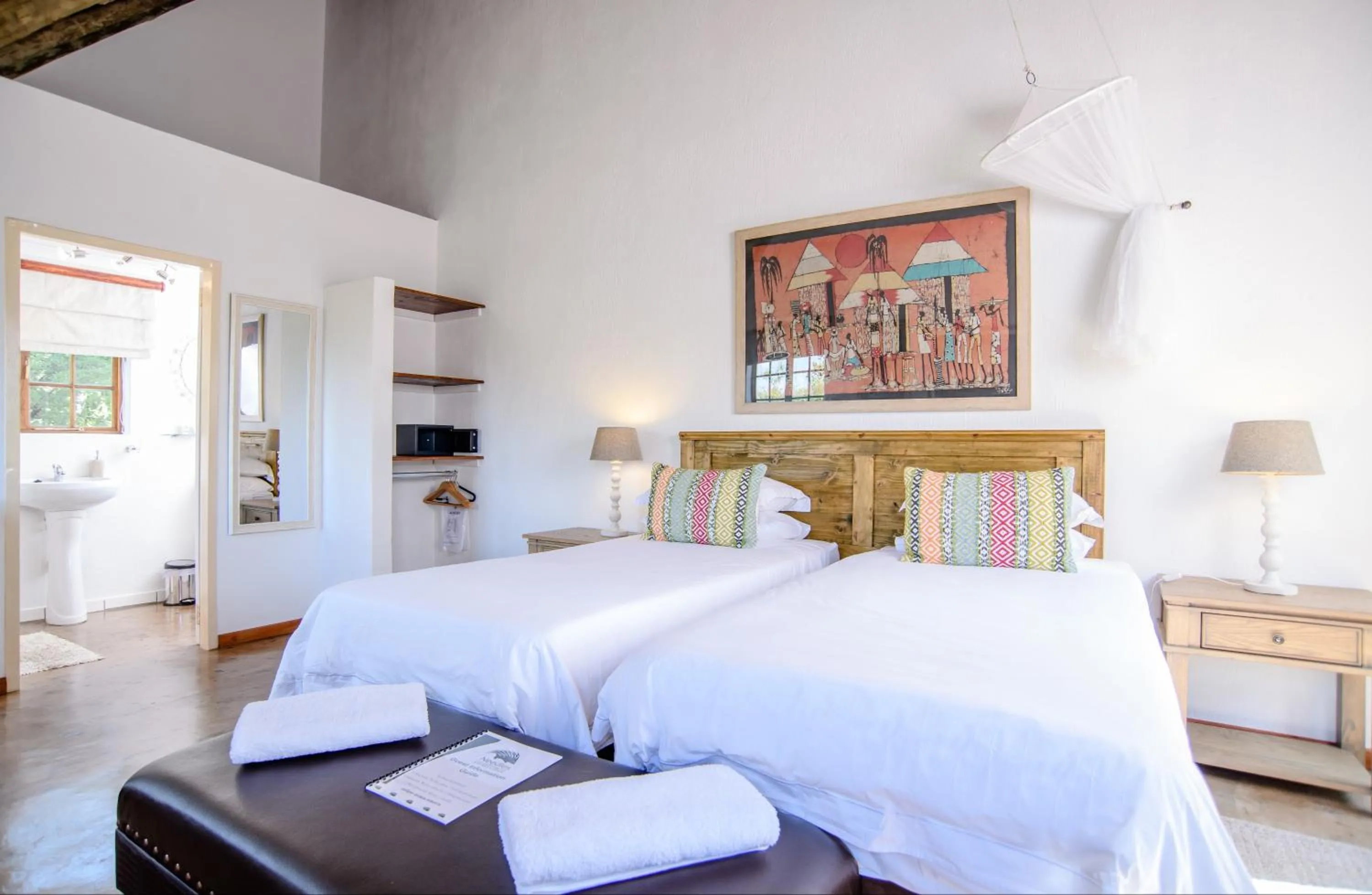 Photo of the whole room, Bed in Needles Lodge