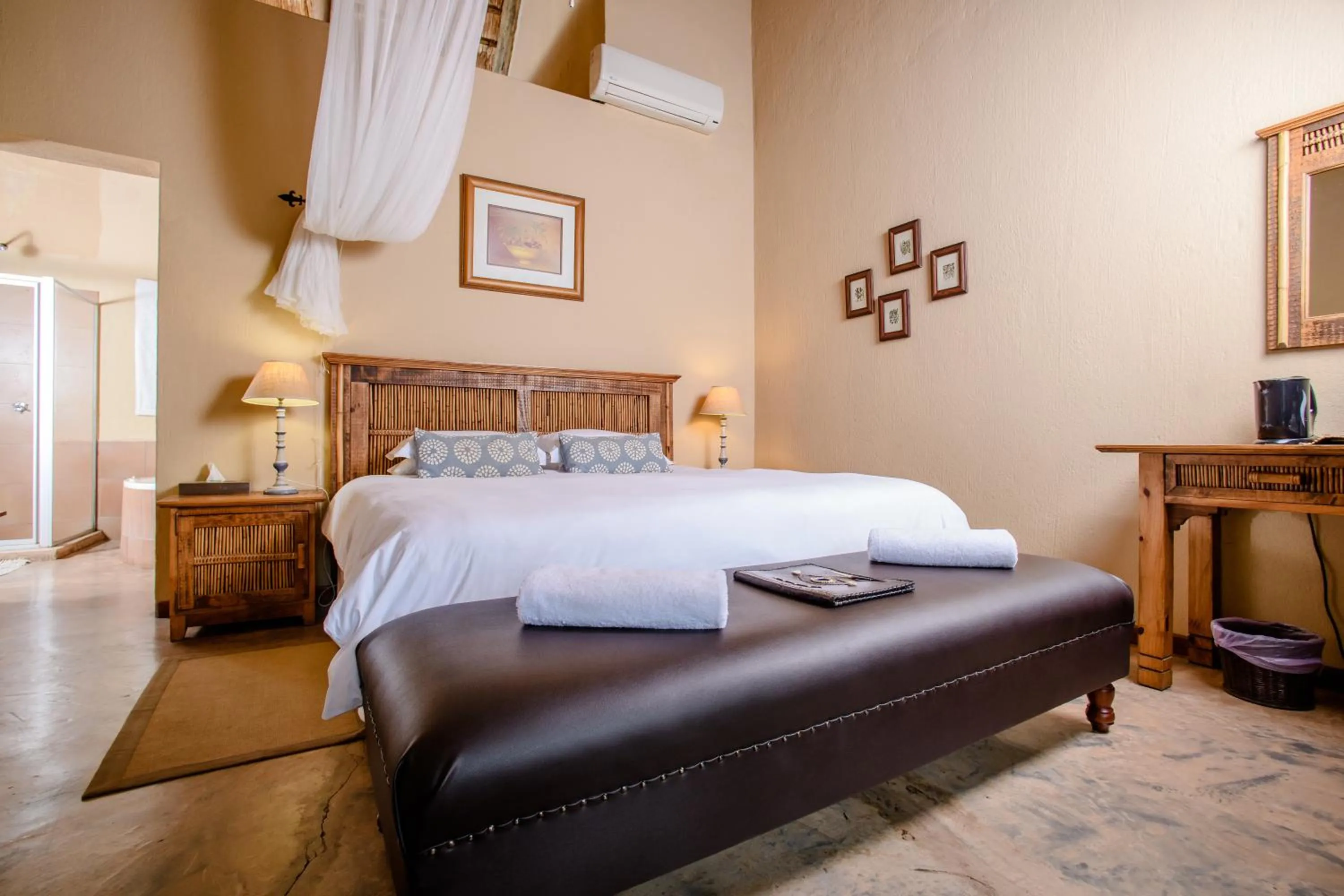 Photo of the whole room, Bed in Needles Lodge