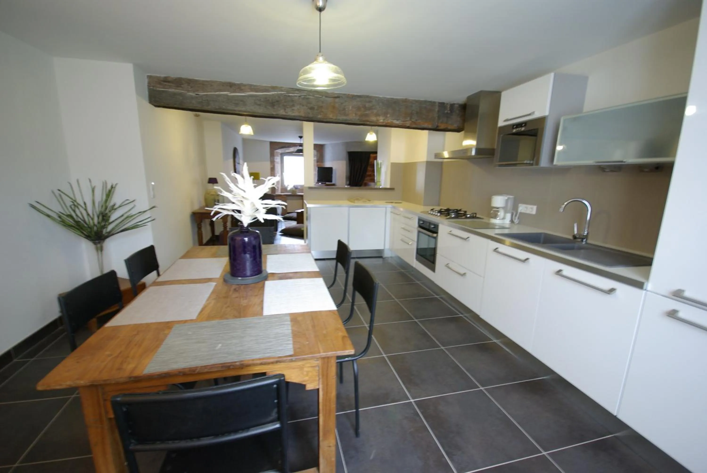 Kitchen or kitchenette in LogisHotels Le Relais du Quercy