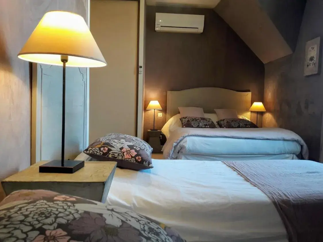 Bed in LogisHotels Le Relais du Quercy Bed in LogisHotels Le Relais du Quercy