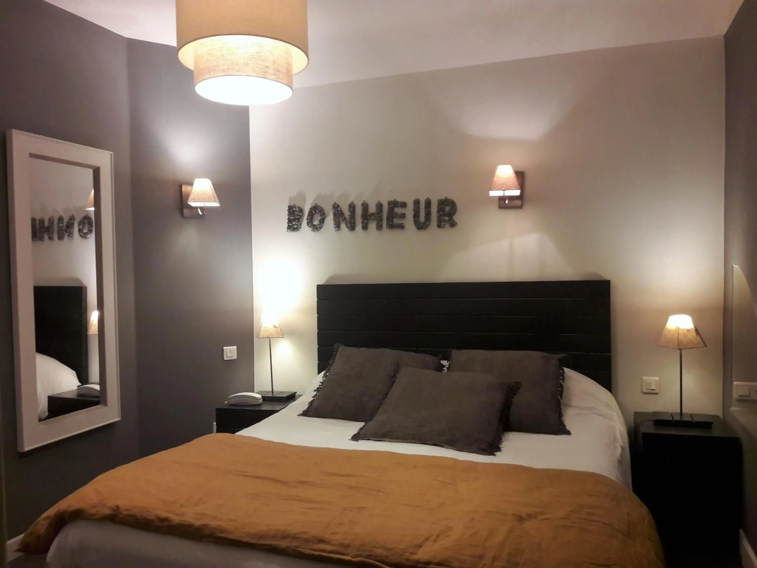 Bed in LogisHotels Le Relais du Quercy Bed in LogisHotels Le Relais du Quercy