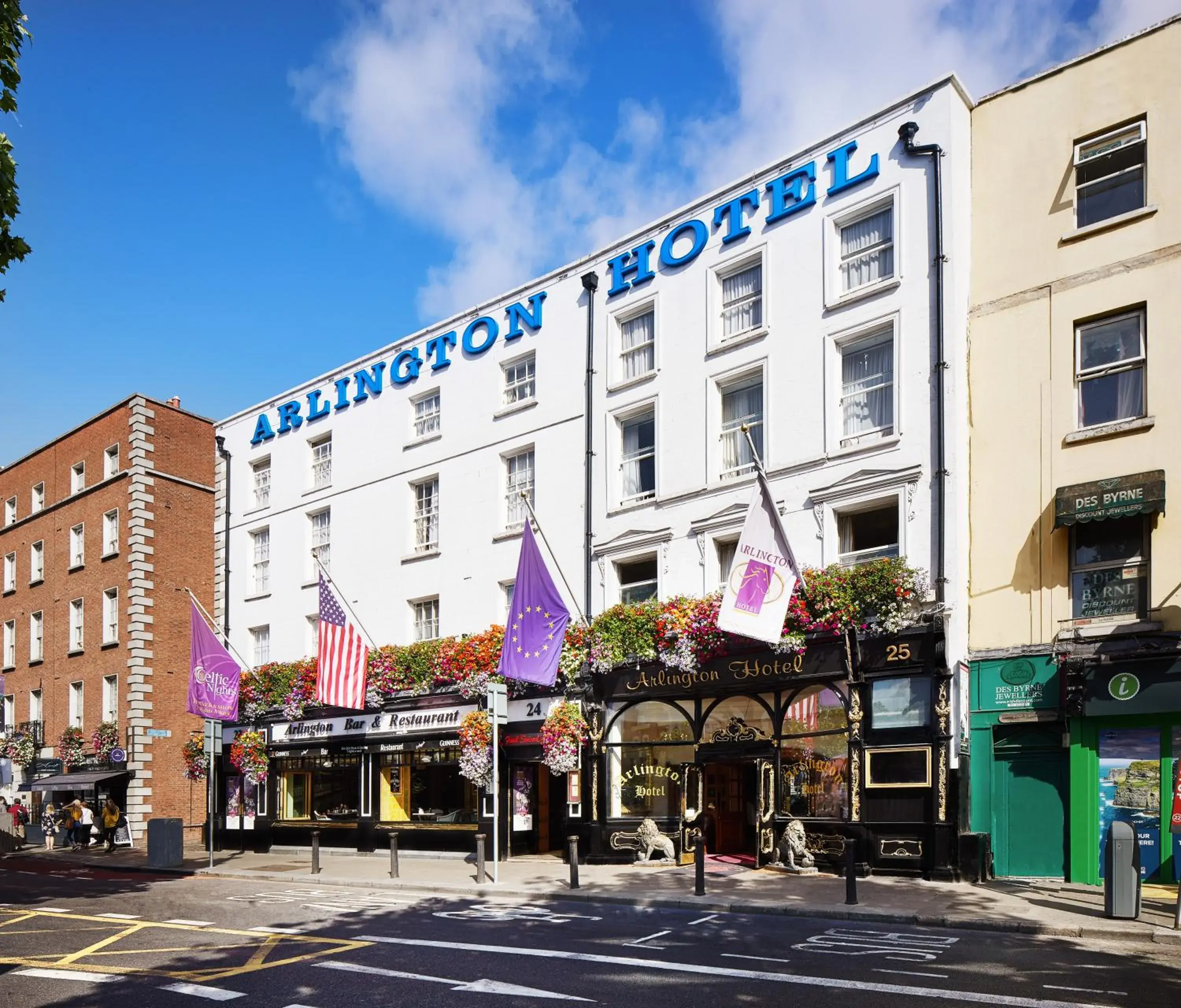 Facade/entrance in Arlington Hotel O'Connell Bridge Facade/entrance in Arlington Hotel O'Connell Bridge