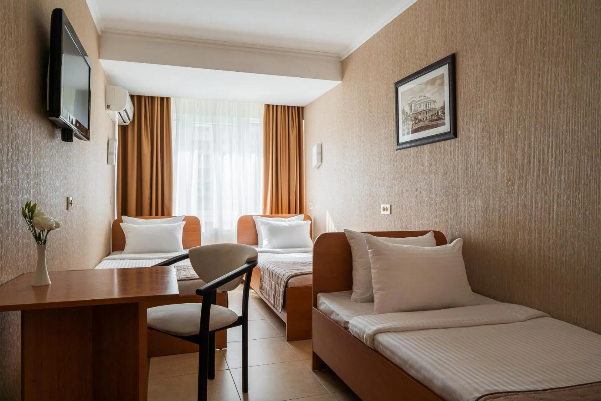 Photo of the whole room, Bed in OK Odessa