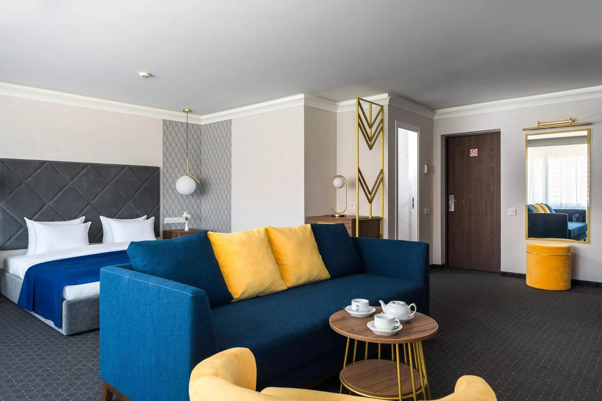 Seating area, Bed in OK Odessa