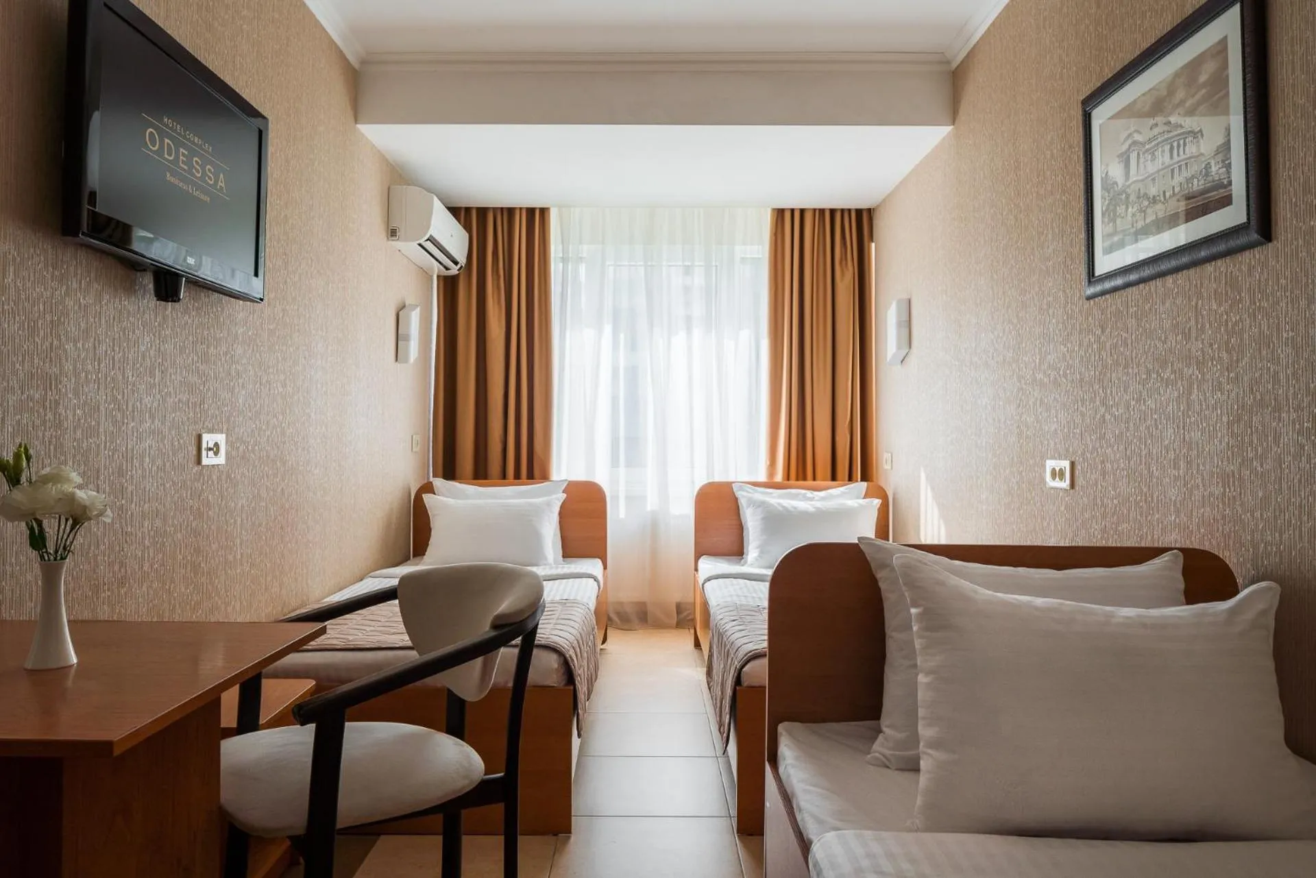 Photo of the whole room, Bed in OK Odessa