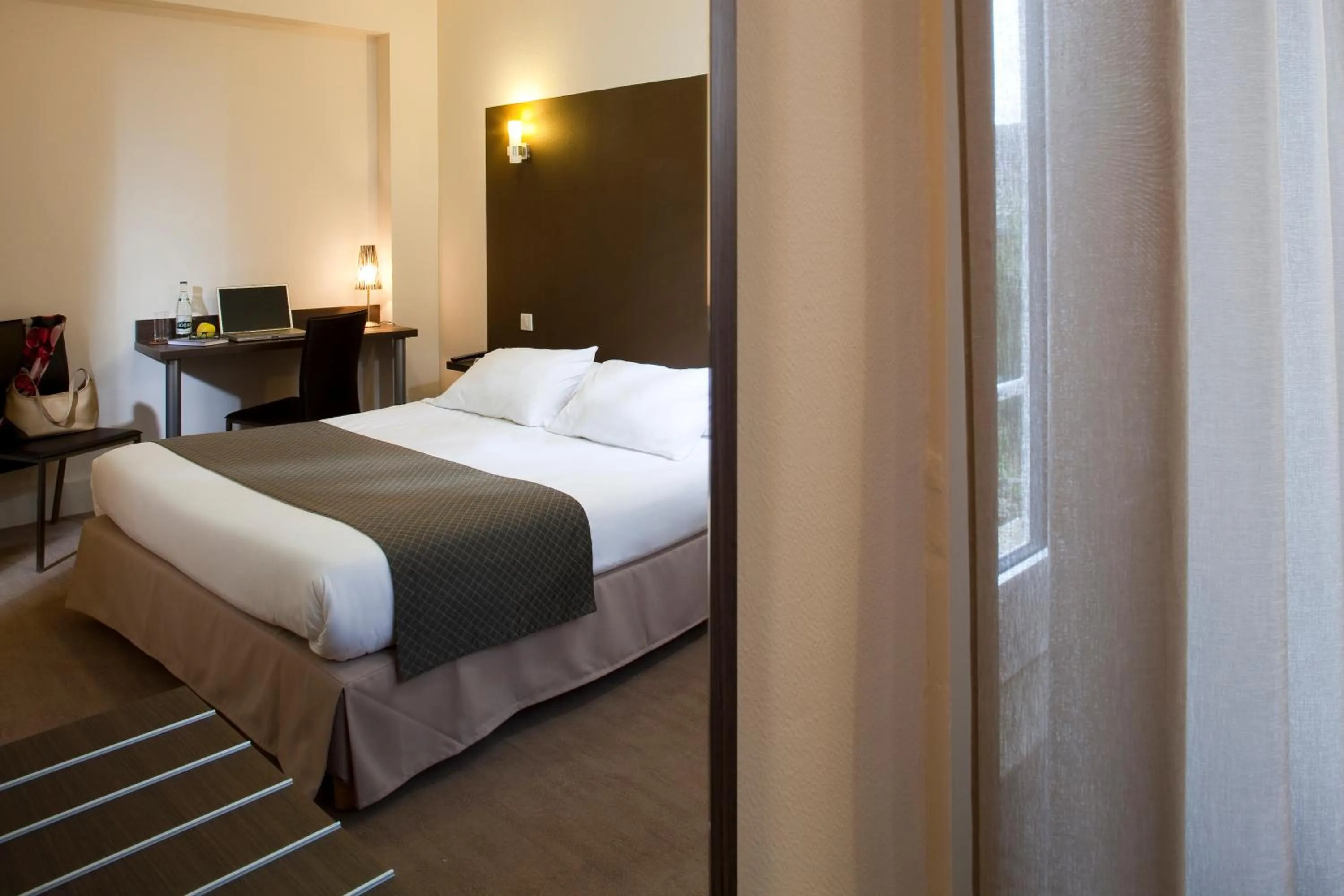 Photo of the whole room in Logis Le Relais Saint Jacques