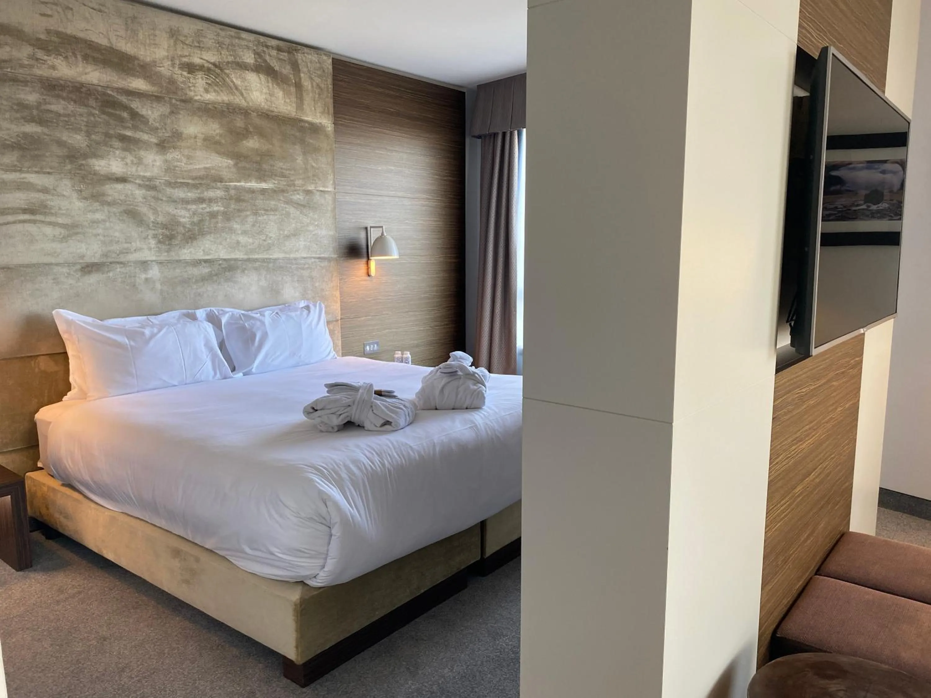 Bedroom, Bed in Absolute Hotel Limerick