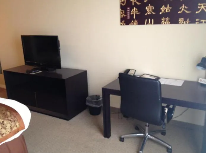 TV and multimedia, TV/Entertainment Center in Casulo Hotel