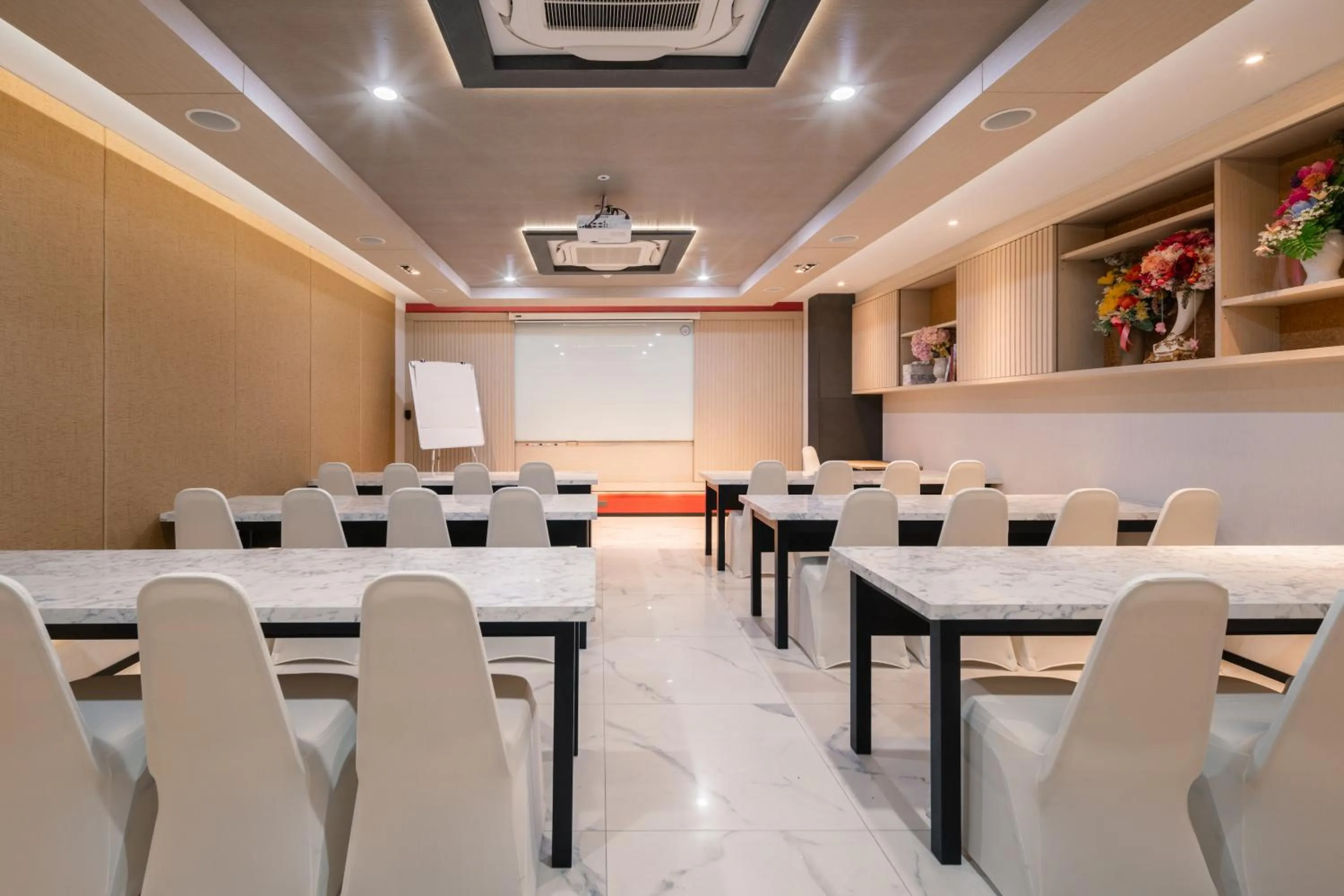 Living room in Samyan Serene Hotel