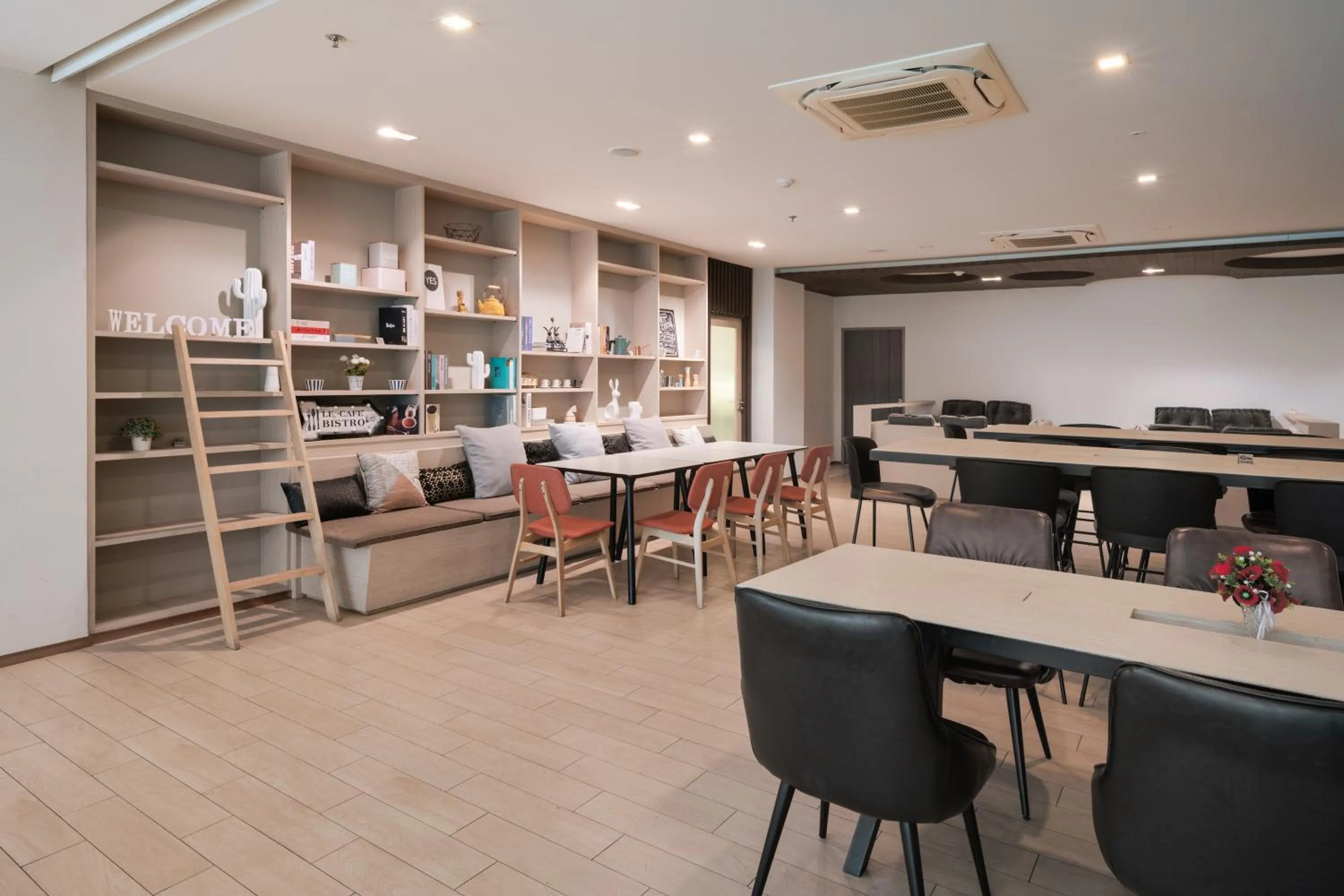 Seating area in Samyan Serene Hotel