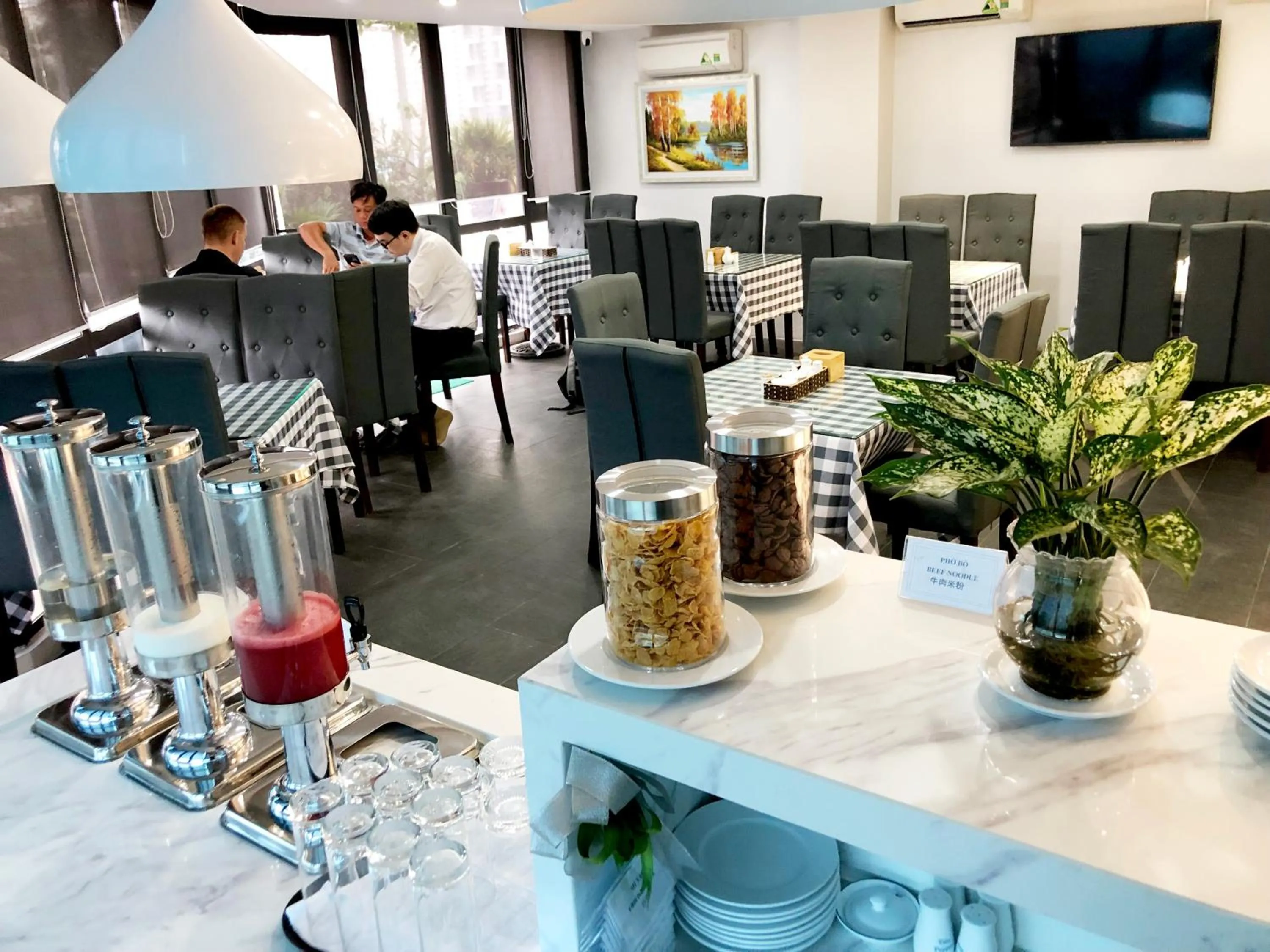 Restaurant/places to eat in DLmos Hanoi Hotel