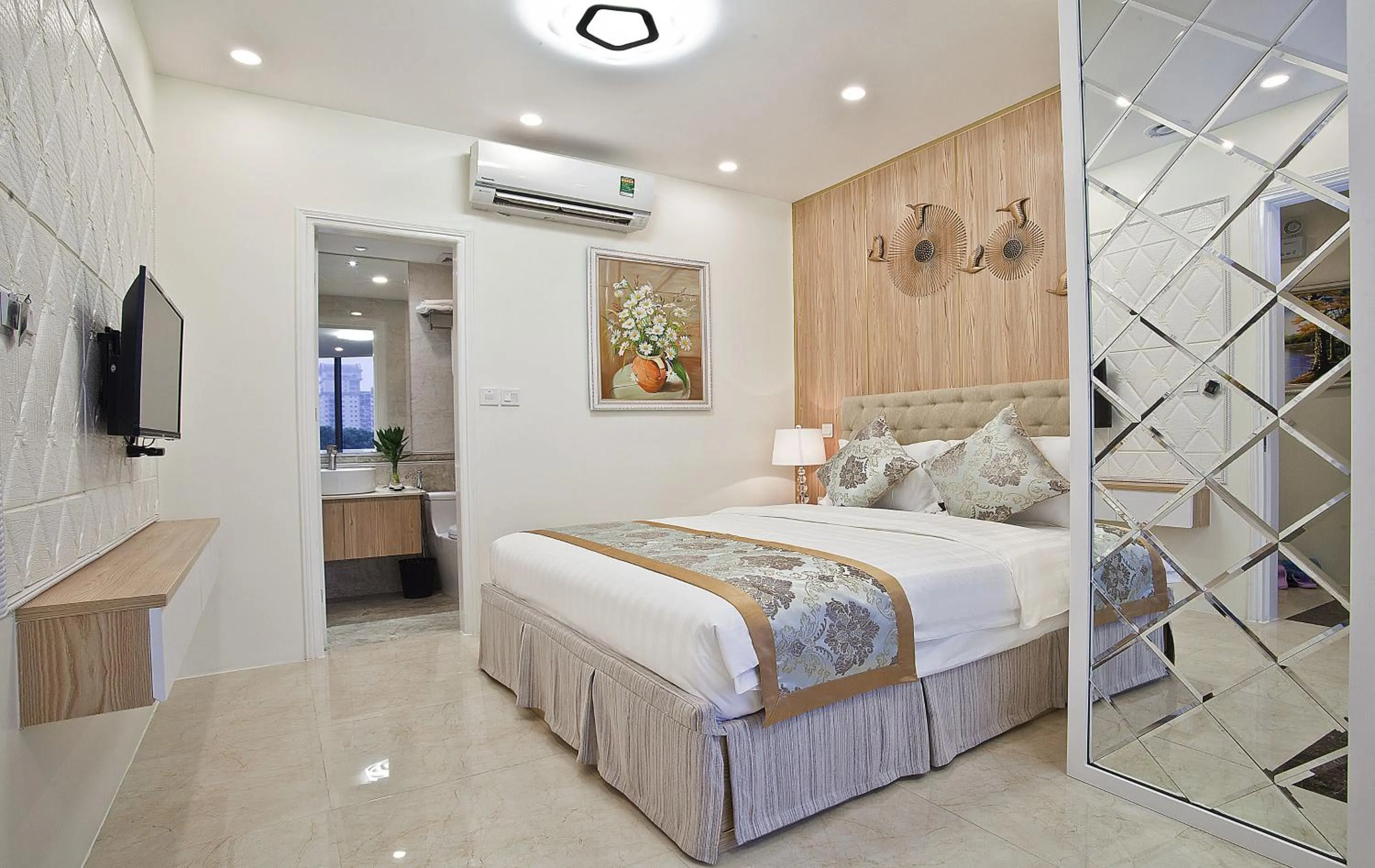 Shower, Bed in DLmos Hanoi Hotel