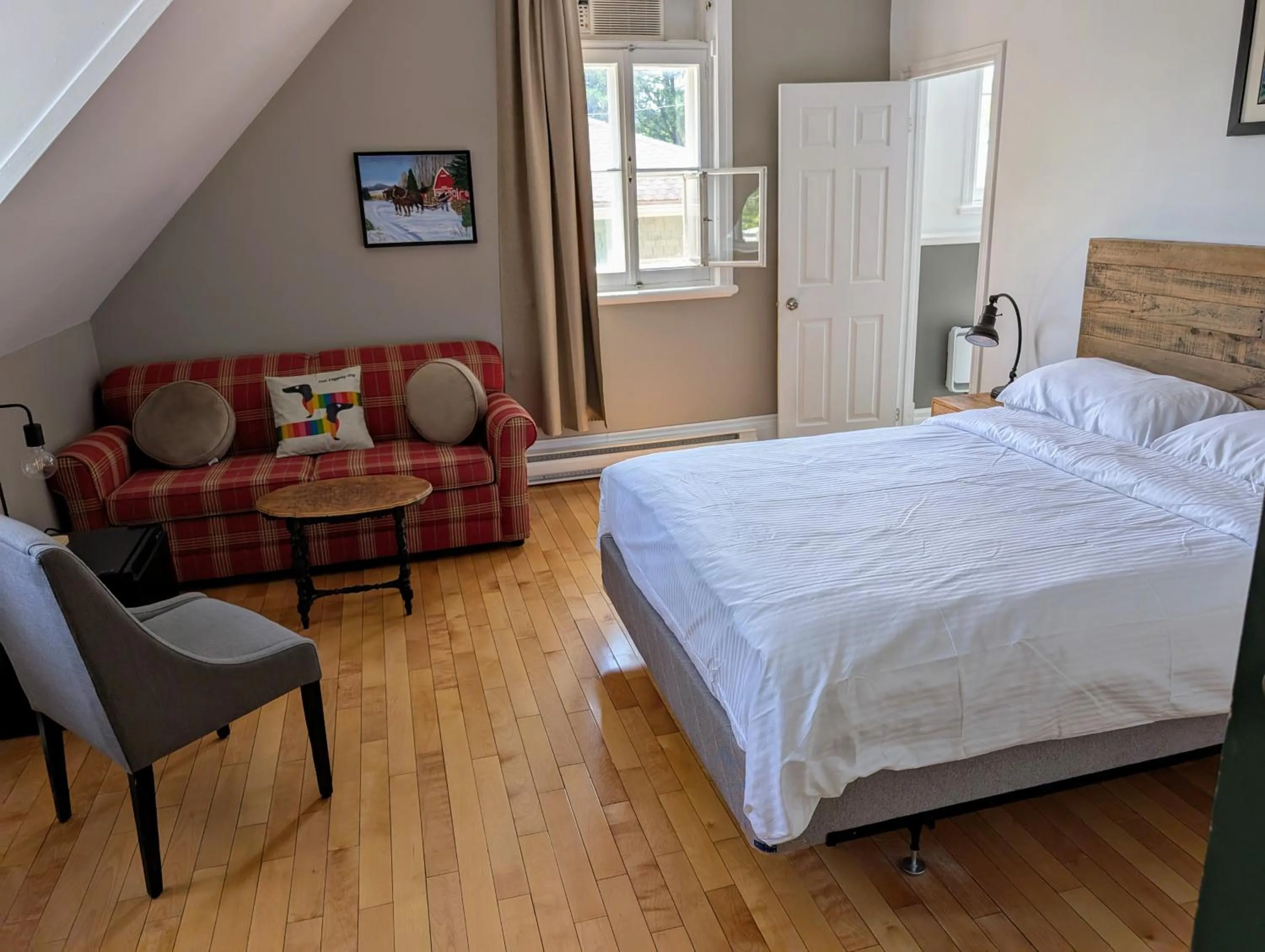 Bedroom, Bed in Aux petits oiseaux