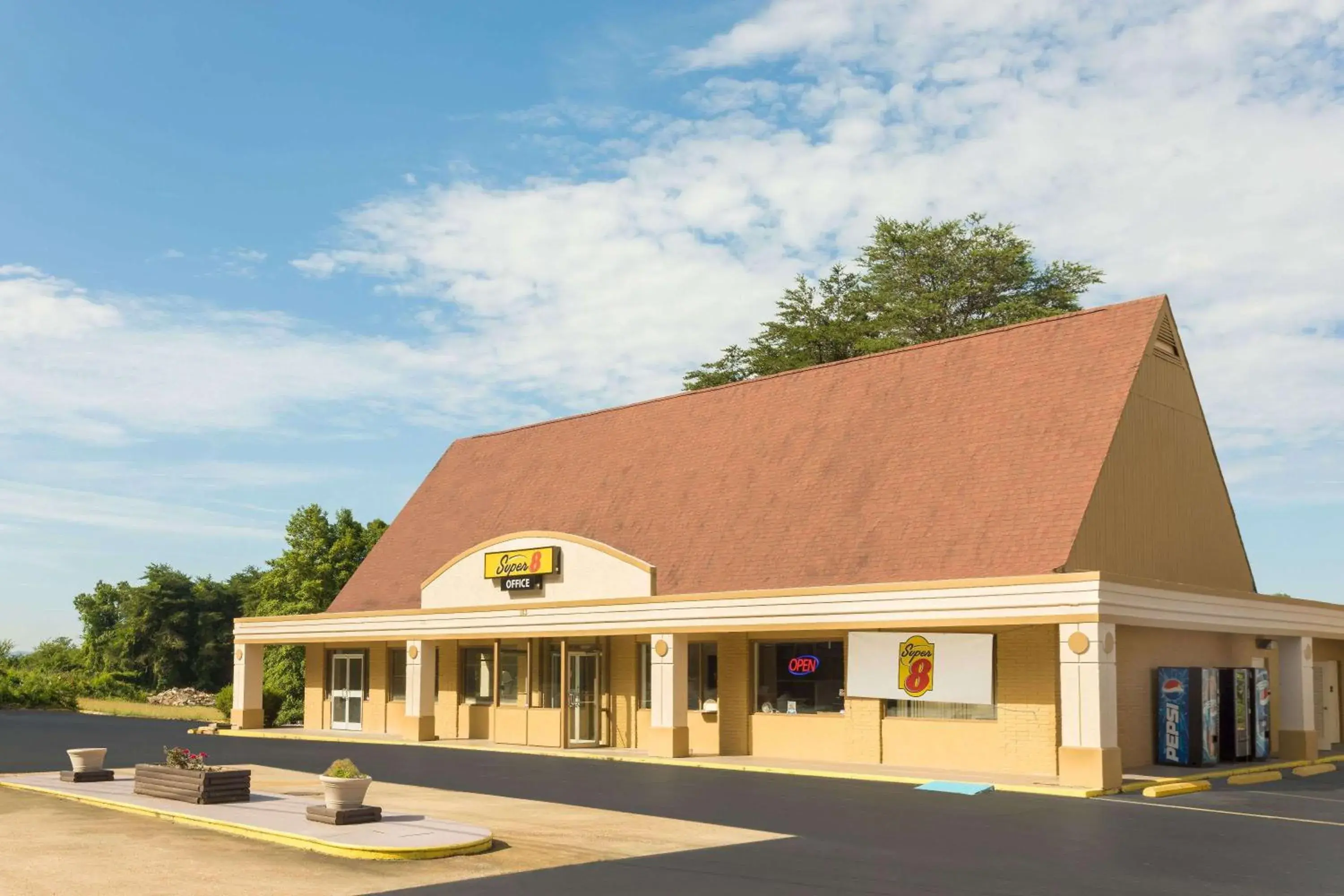 Property building in Super 8 by Wyndham Asheville Airport Property building in Super 8 by Wyndham Asheville Airport