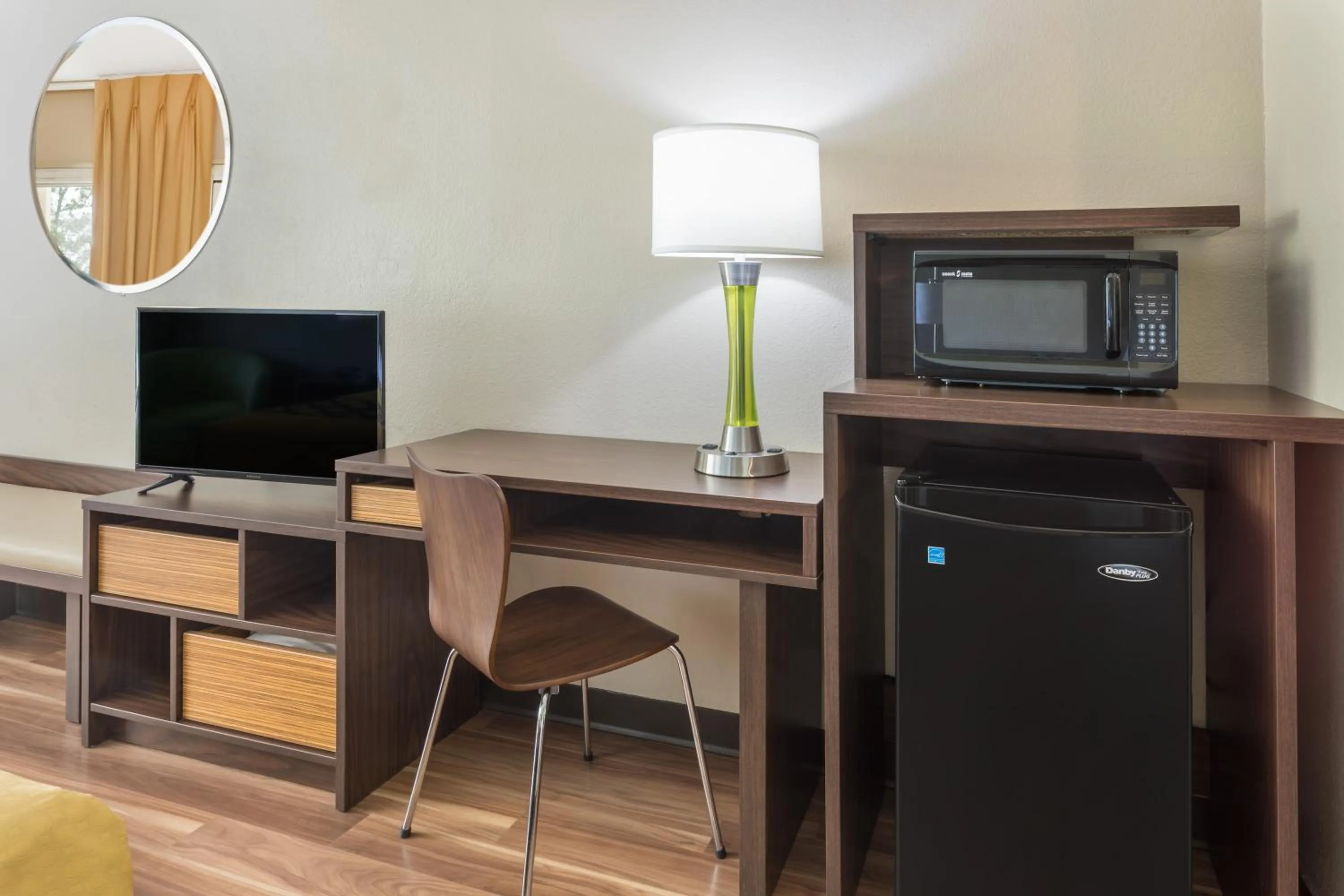 TV and multimedia in Super 8 by Wyndham Asheville Airport
