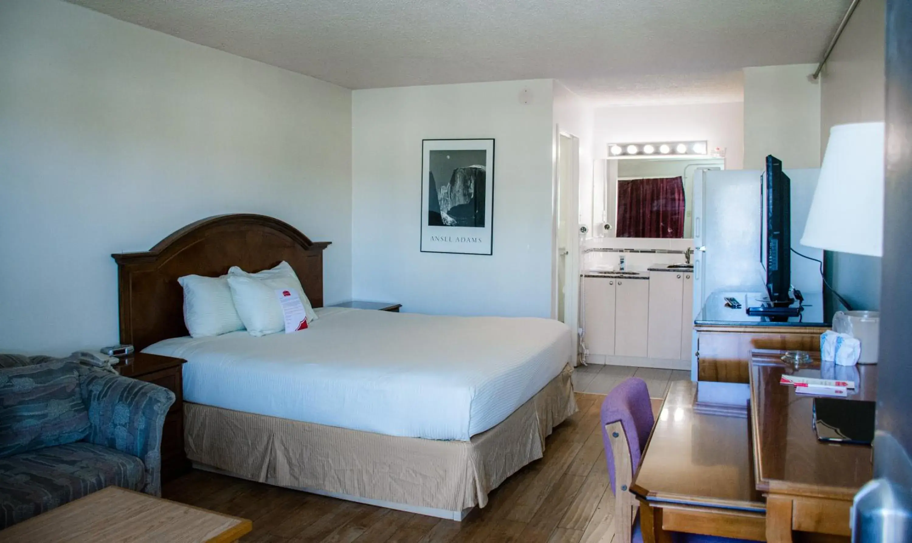 Photo of the whole room, Bed in Ramada by Wyndham Medicine Hat Photo of the whole room, Bed in Ramada by Wyndham Medicine Hat