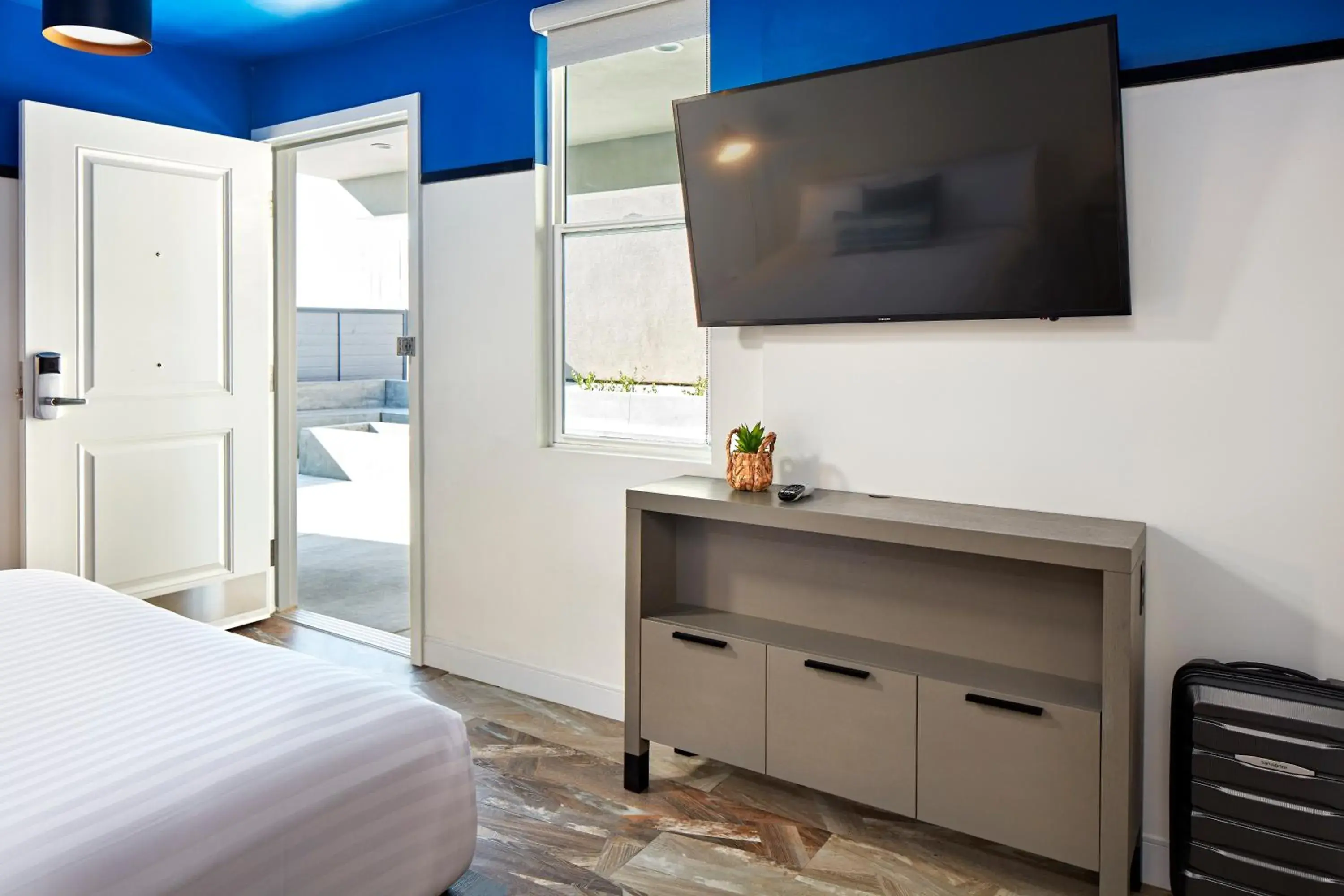 TV and multimedia, Bed in Pacific View Inn TV and multimedia, Bed in Pacific View Inn