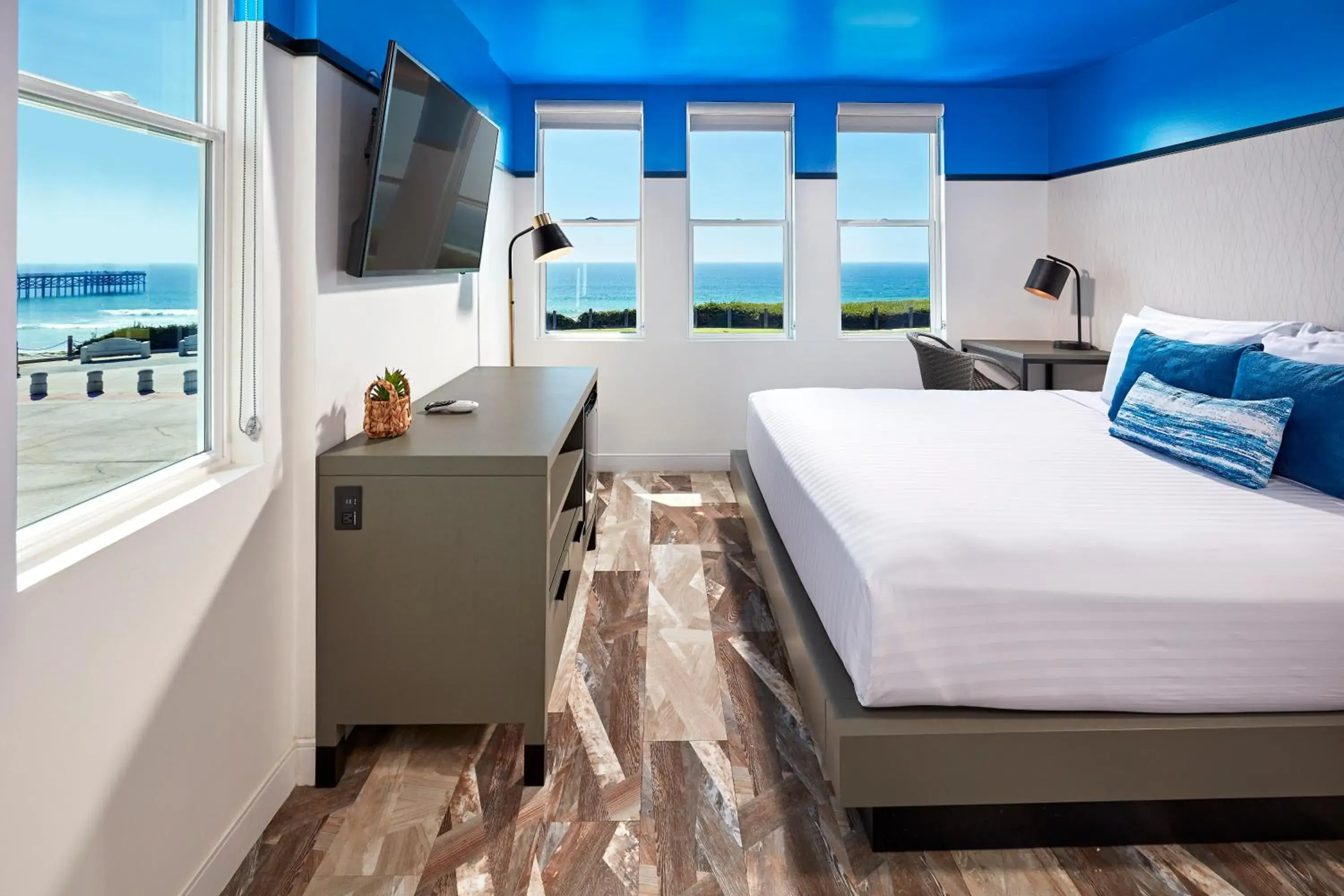 Photo of the whole room, Bed in Pacific View Inn Photo of the whole room, Bed in Pacific View Inn