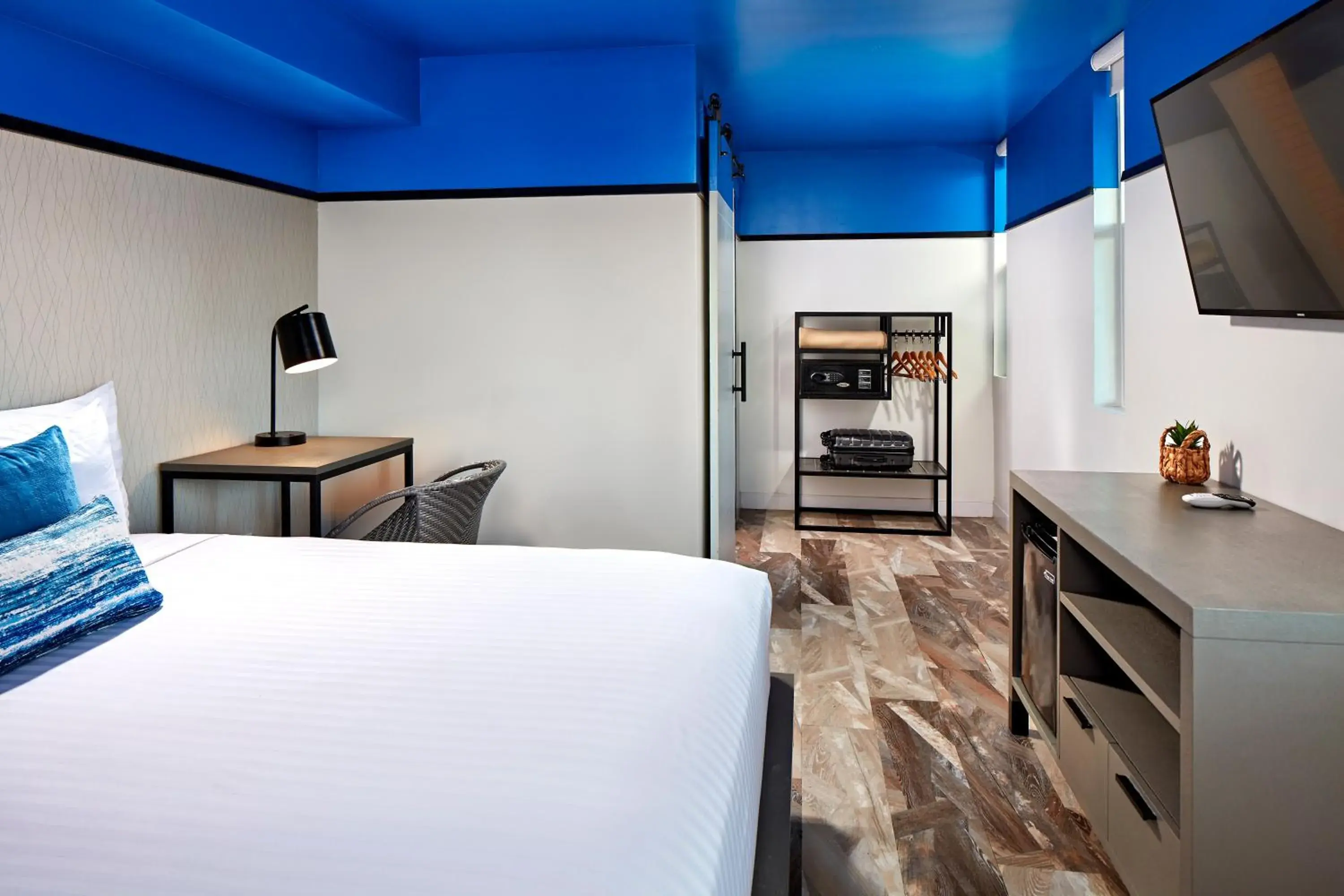 Bedroom, Bed in Pacific View Inn Bedroom, Bed in Pacific View Inn