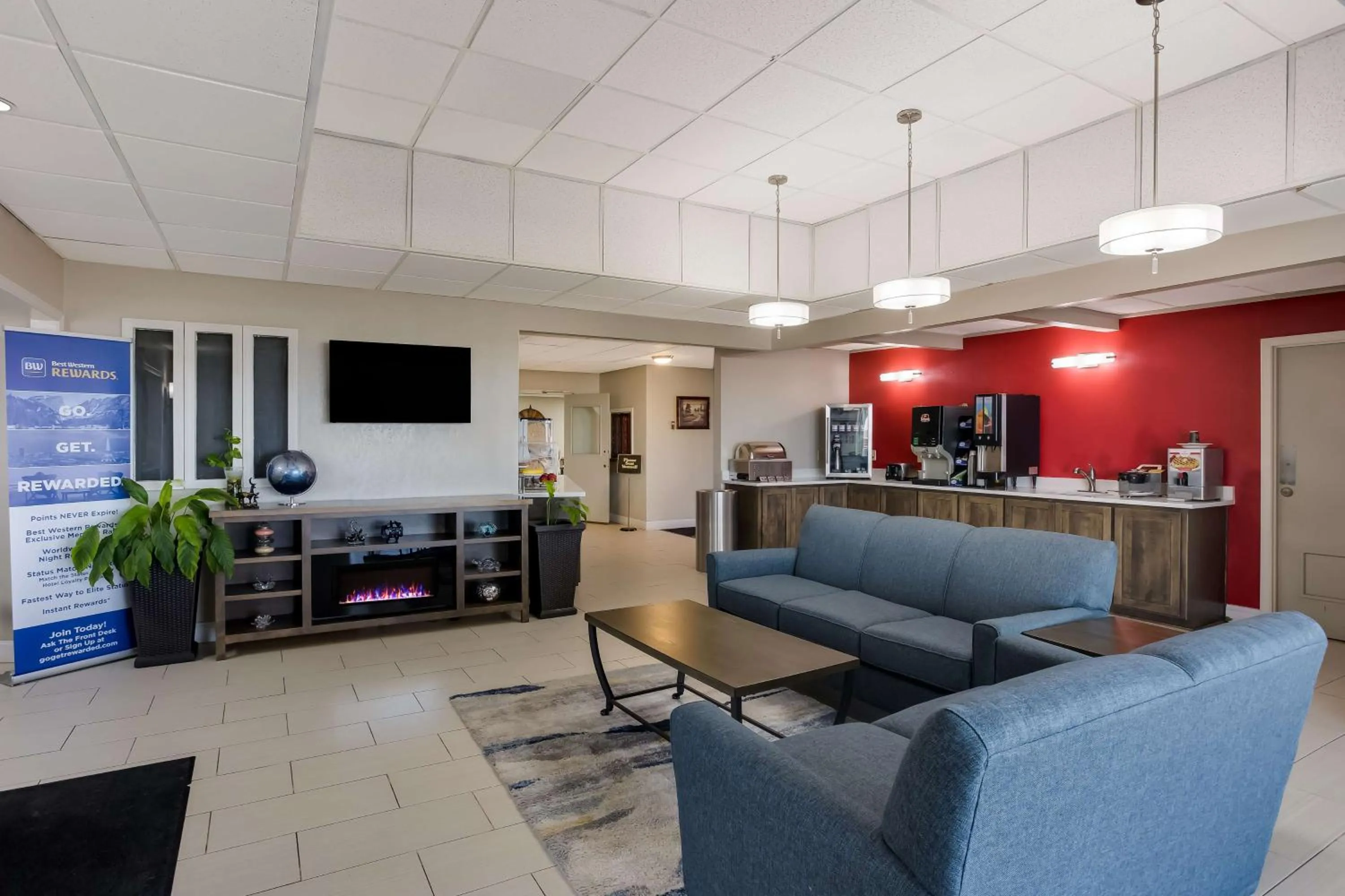 Lobby or reception in SureStay Hotel by Best Western Higginsville
