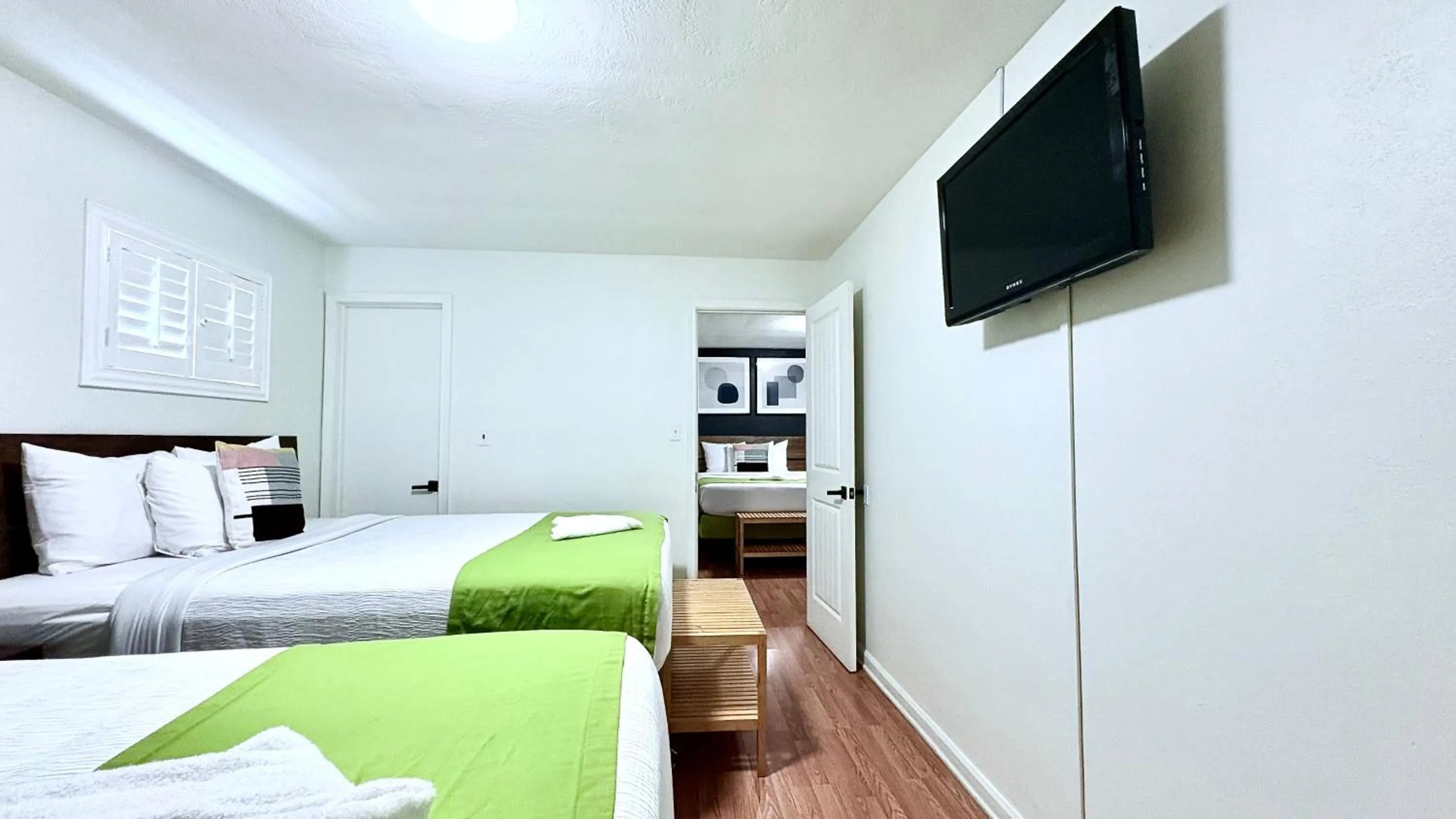Photo of the whole room, Bed in City Center Motel