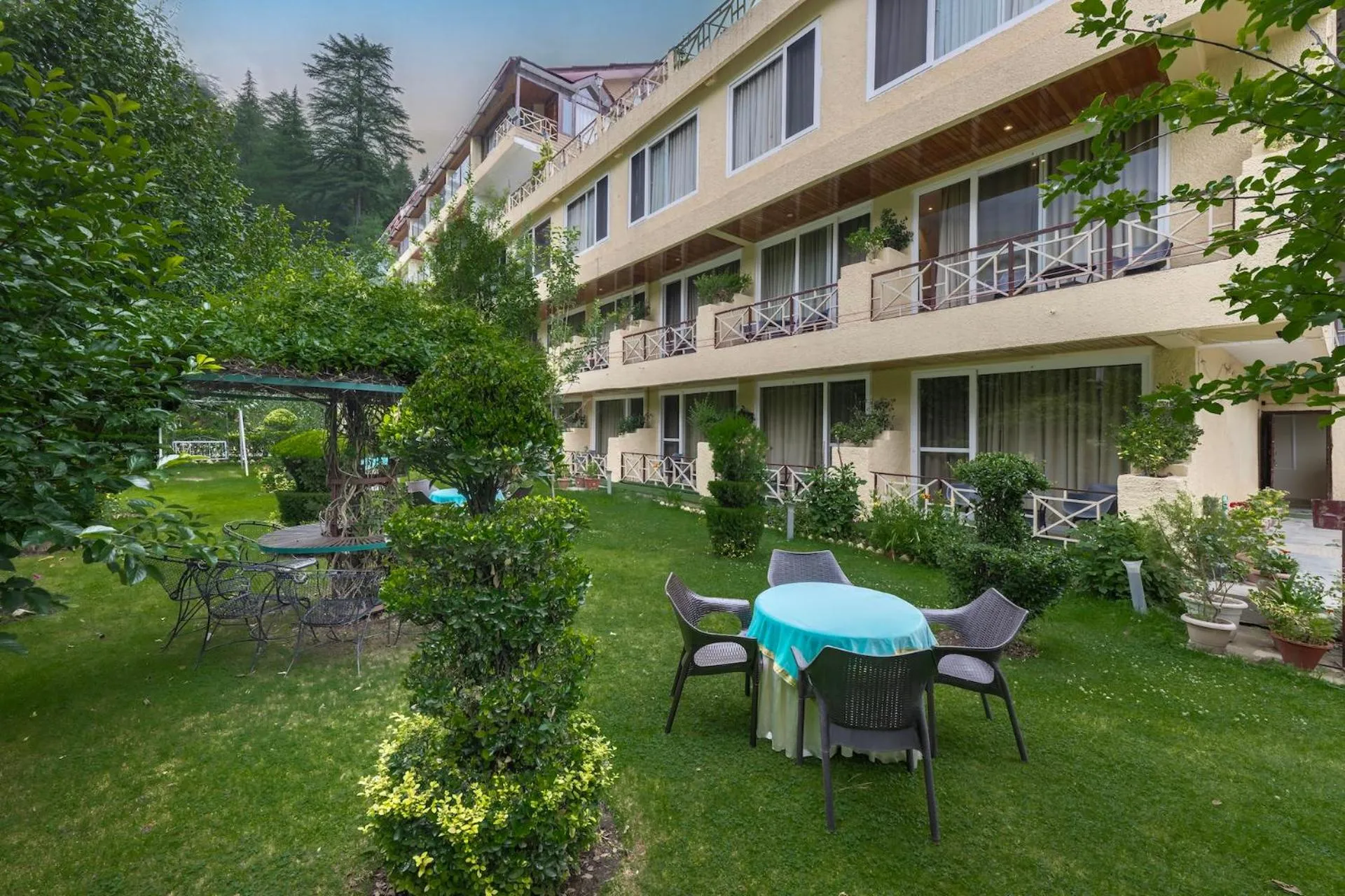 Garden in Snow Valley Resorts & Spa Manali