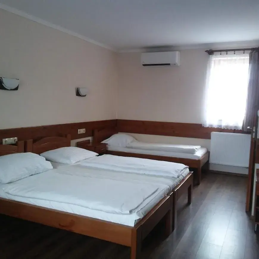 Quadruple Room with Bathroom in Kispipa Panzió Quadruple Room with Bathroom in Kispipa Panzió