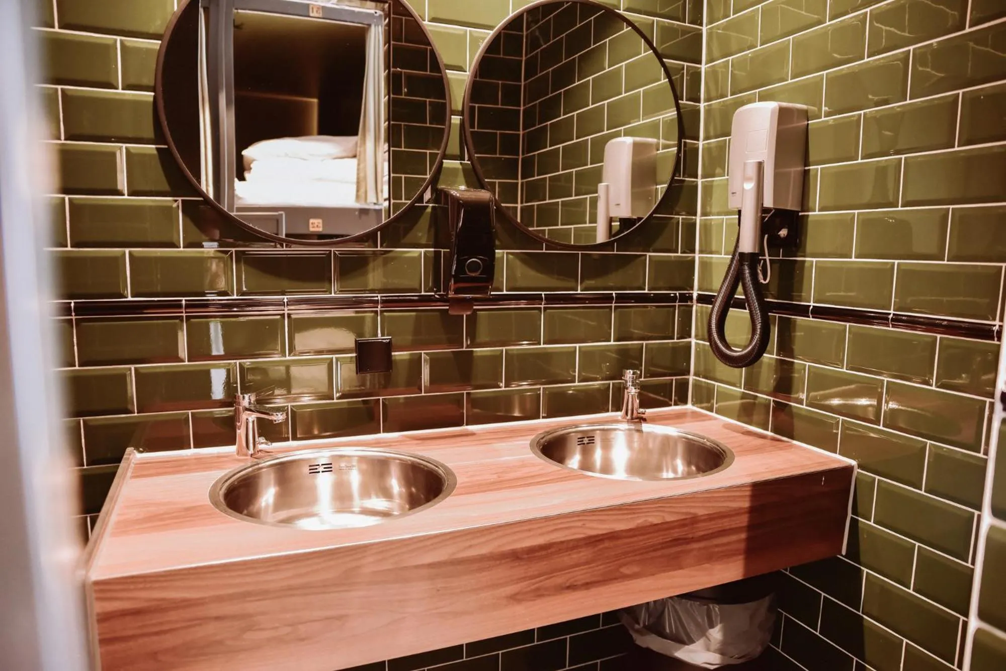 Bathroom in Durty Nelly's Inn