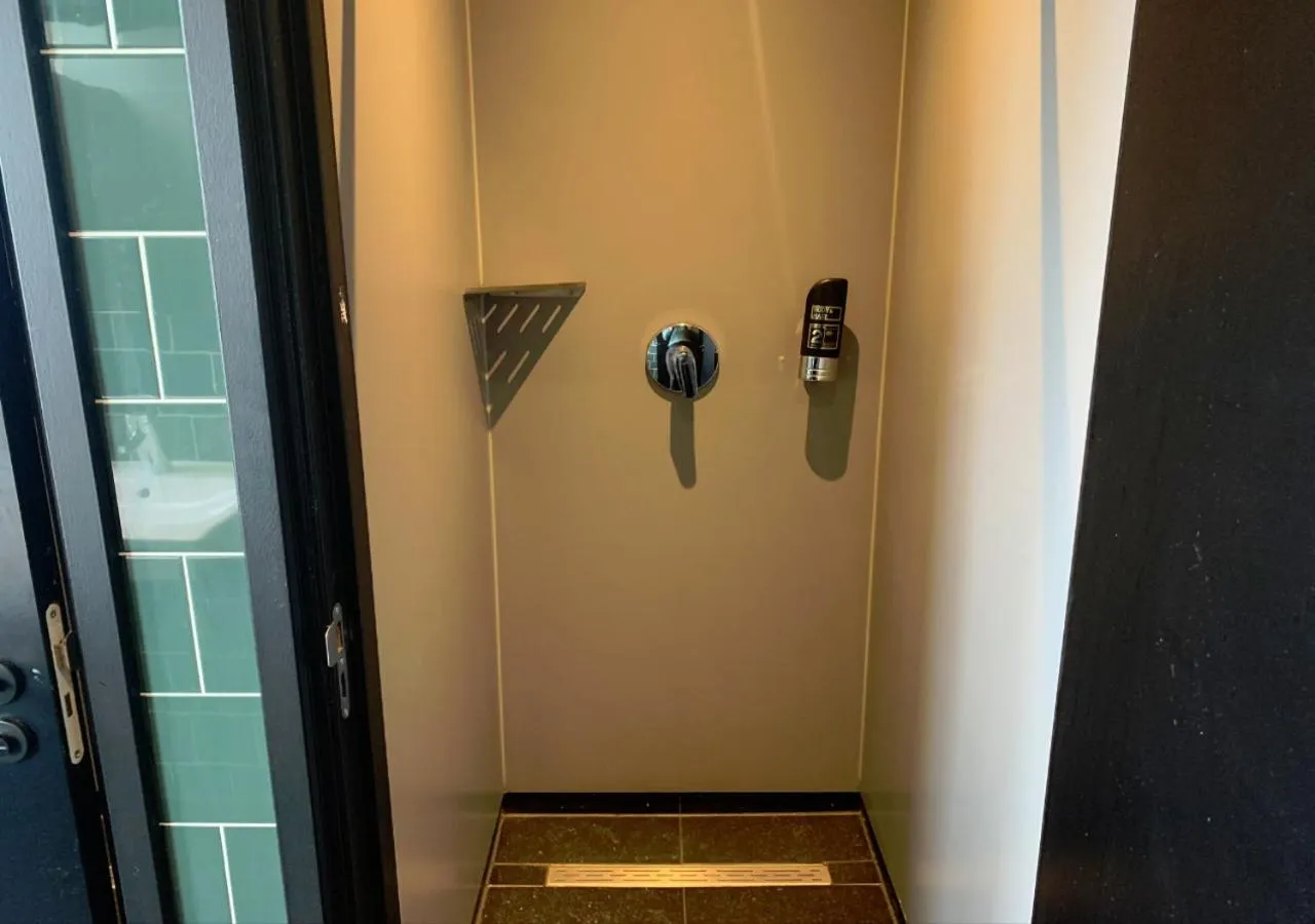 Shower in Durty Nelly's Inn