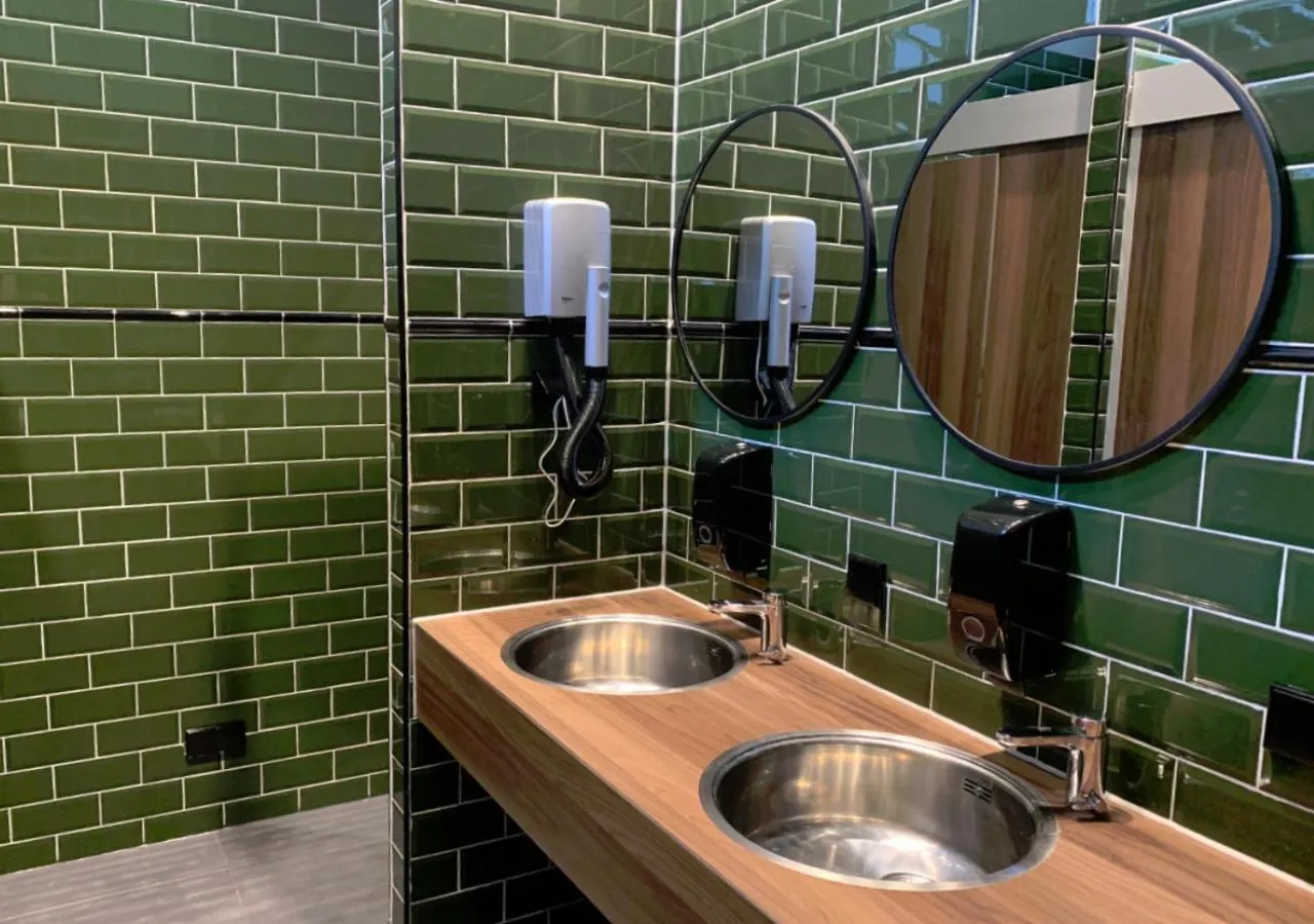 Bathroom in Durty Nelly's Inn