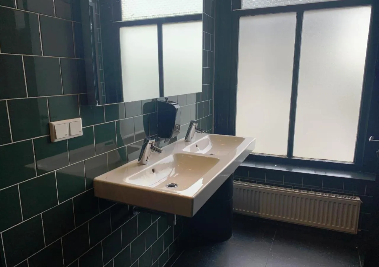 Bathroom in Durty Nelly's Inn