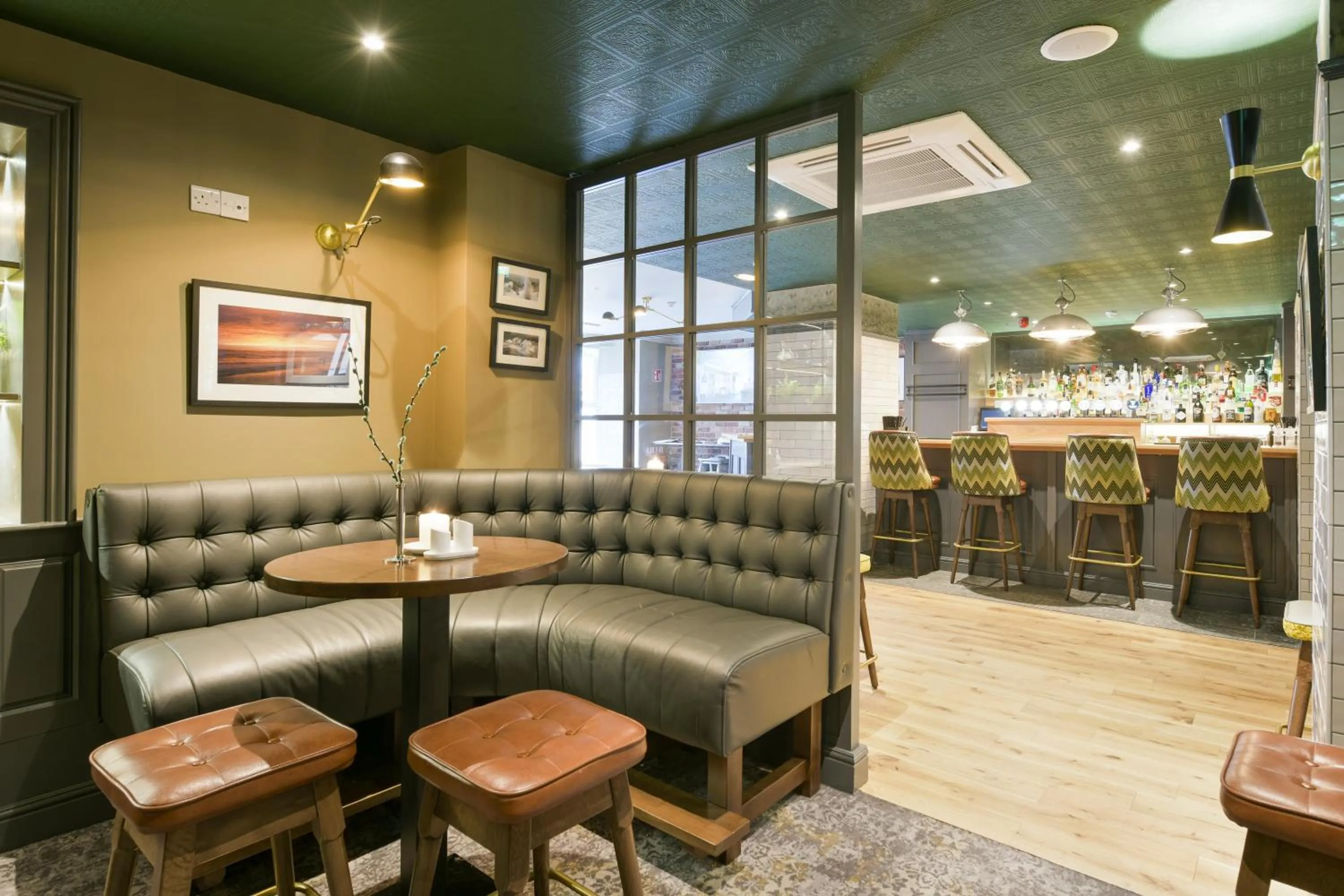 Lounge or bar in Lahinch Coast Hotel and Suites
