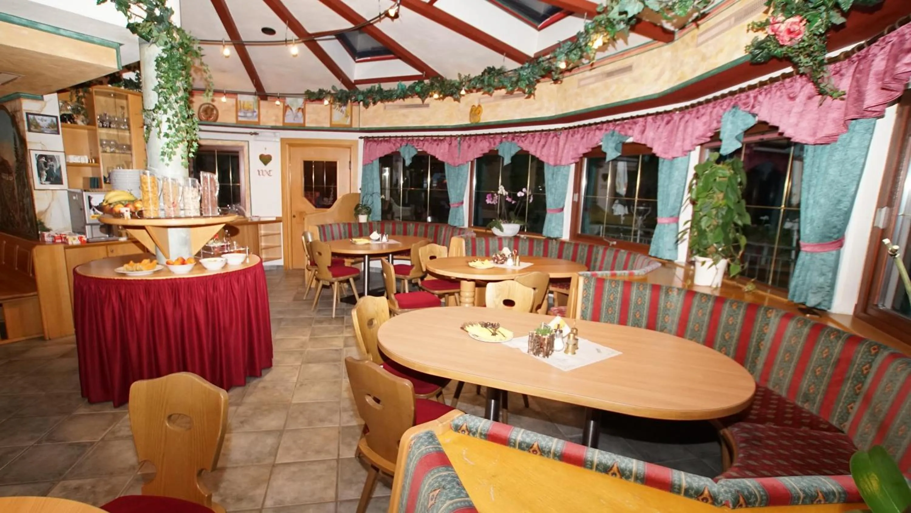 Restaurant/places to eat in Hotel Gasthof Stoanerhof