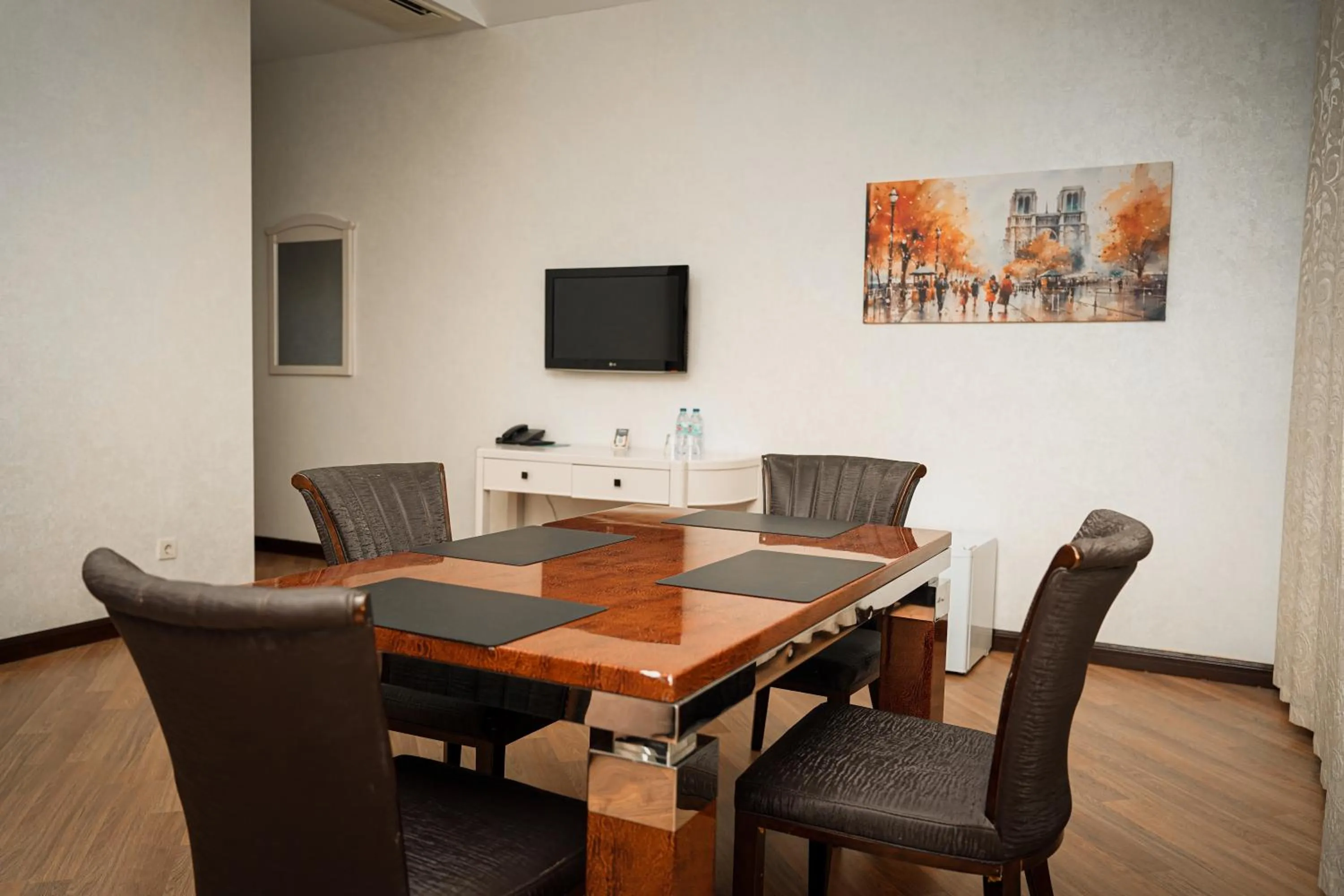 Communal lounge/ TV room in Safran Hotel