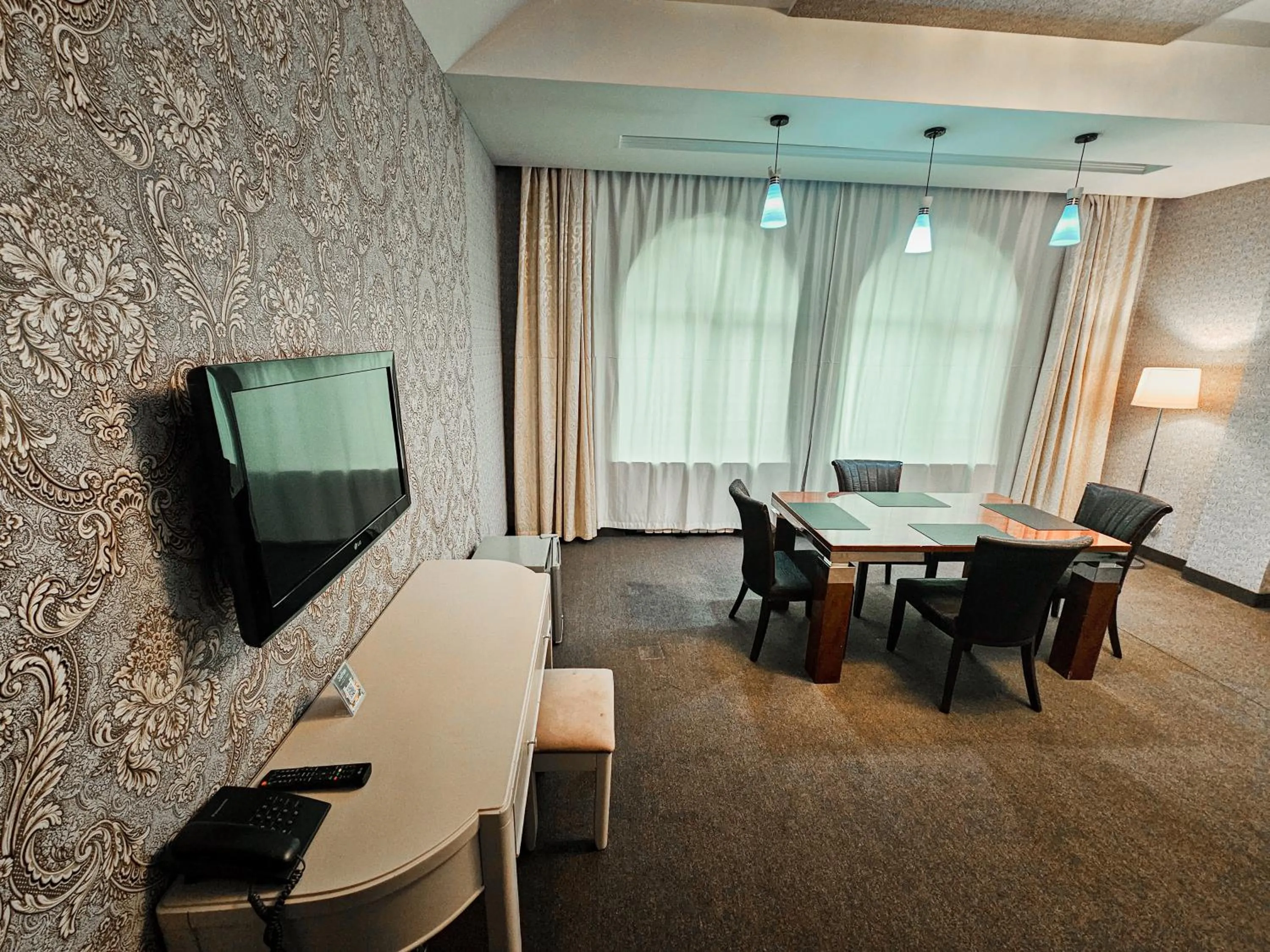 Communal lounge/ TV room in Safran Hotel