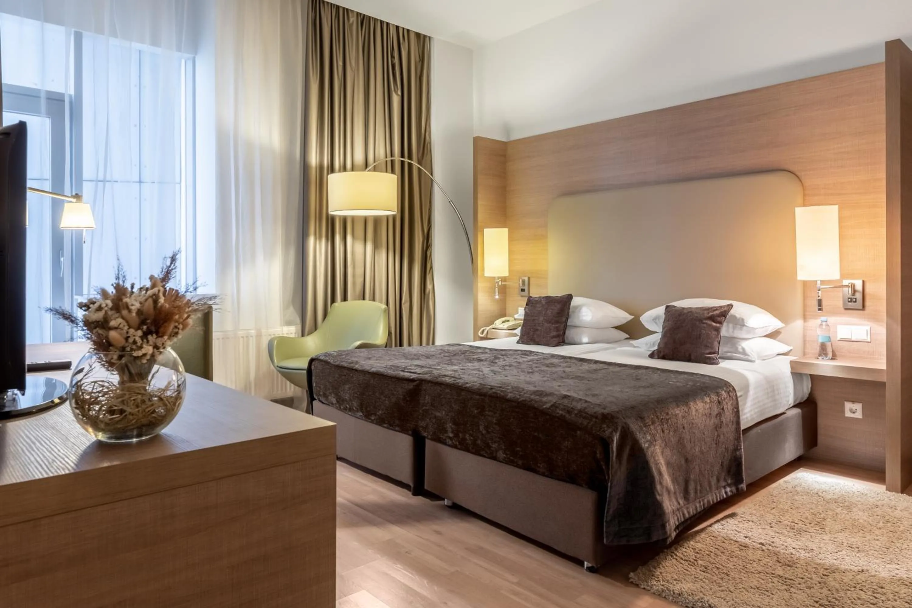 Bedroom, Bed in Ramada Encore Kyiv