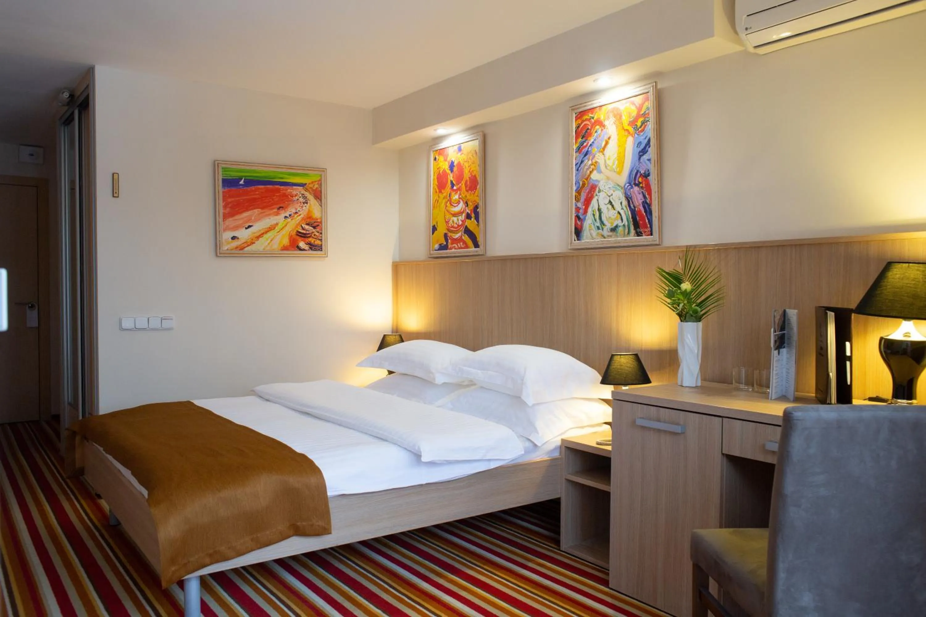Photo of the whole room, Bed in Pushcha Congress Hotel