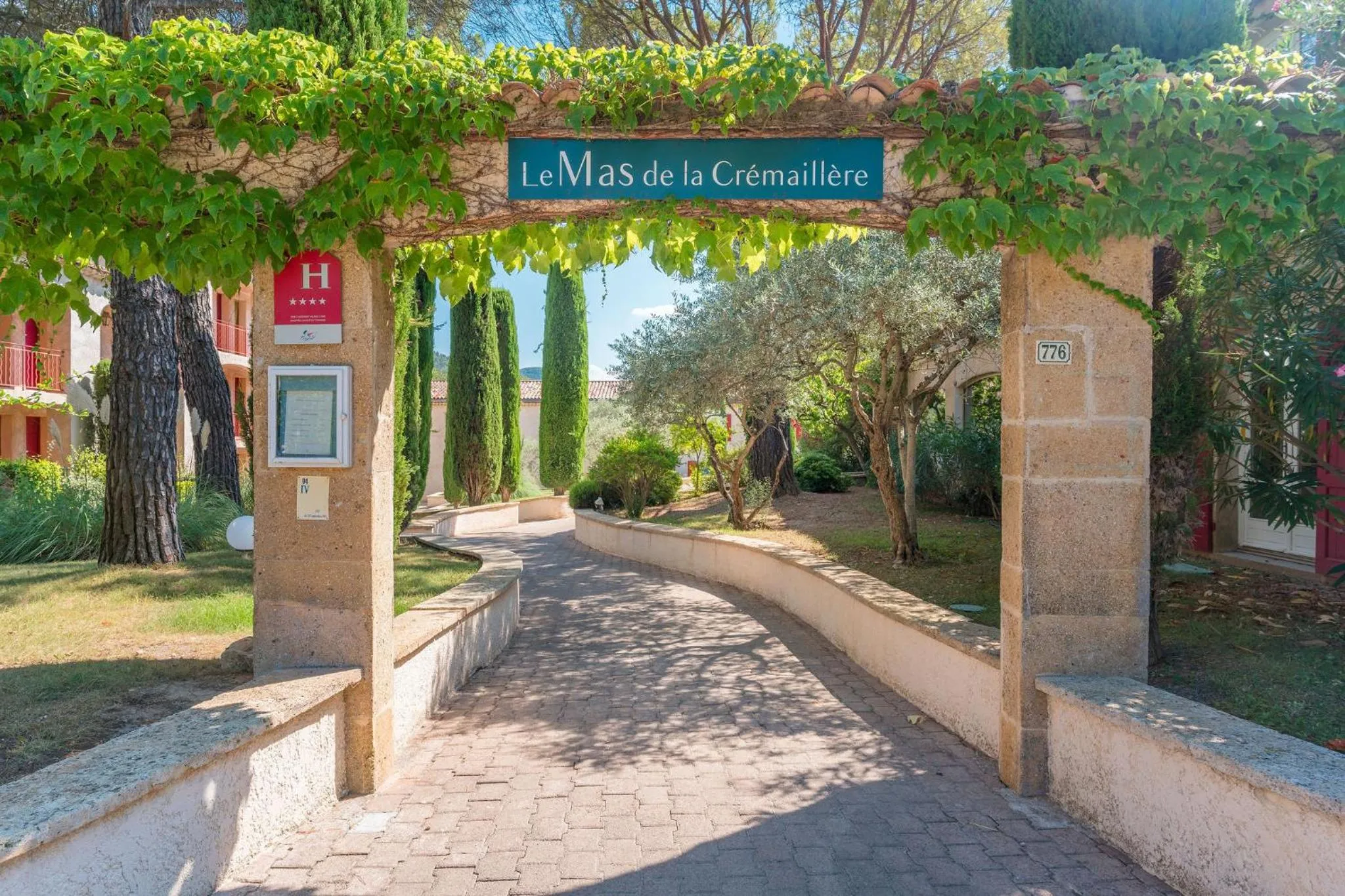 Facade/entrance in Le Mas de La Crémaillère