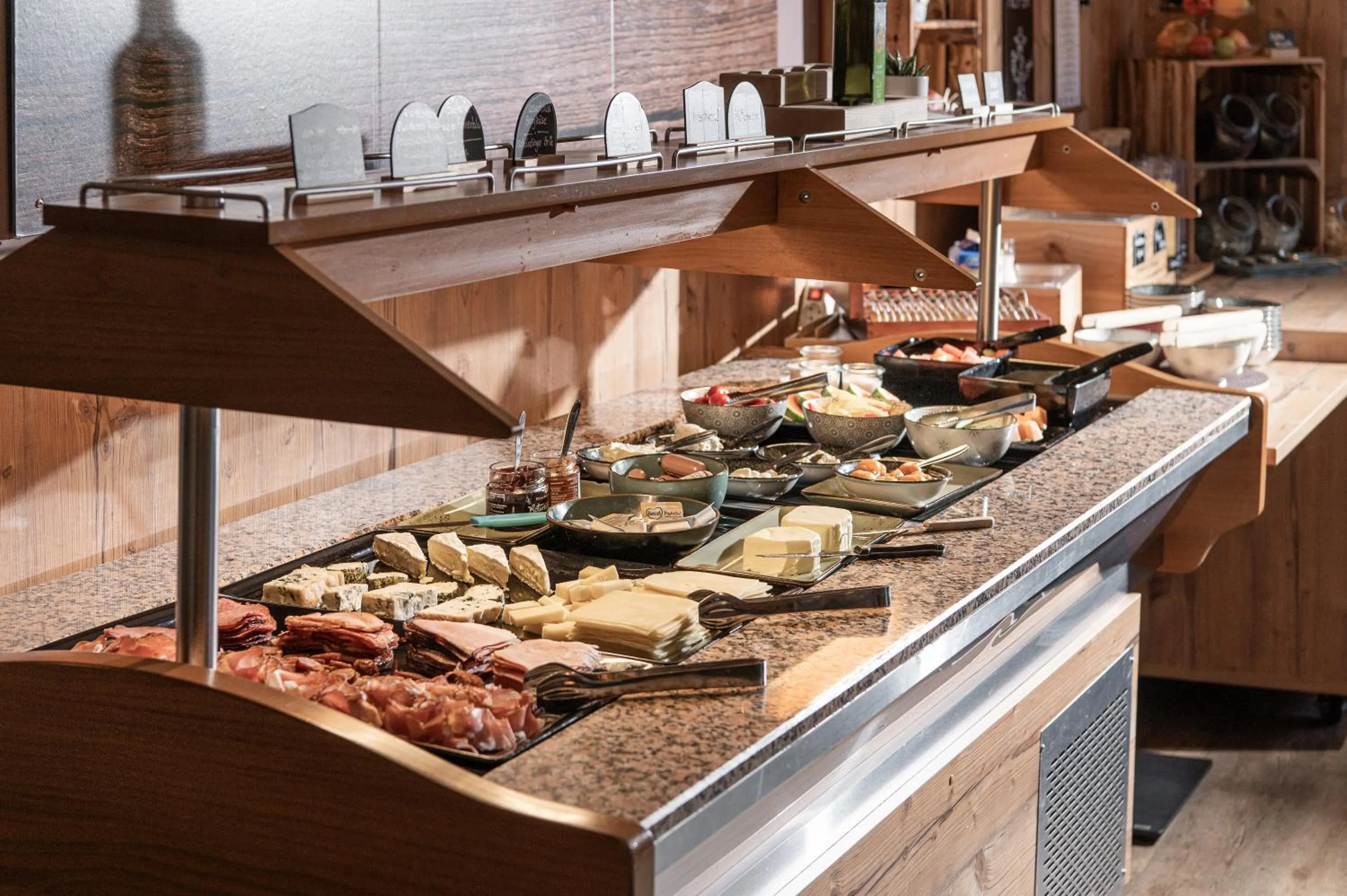 Food and drinks in AlpenParks Hotel MONTANA