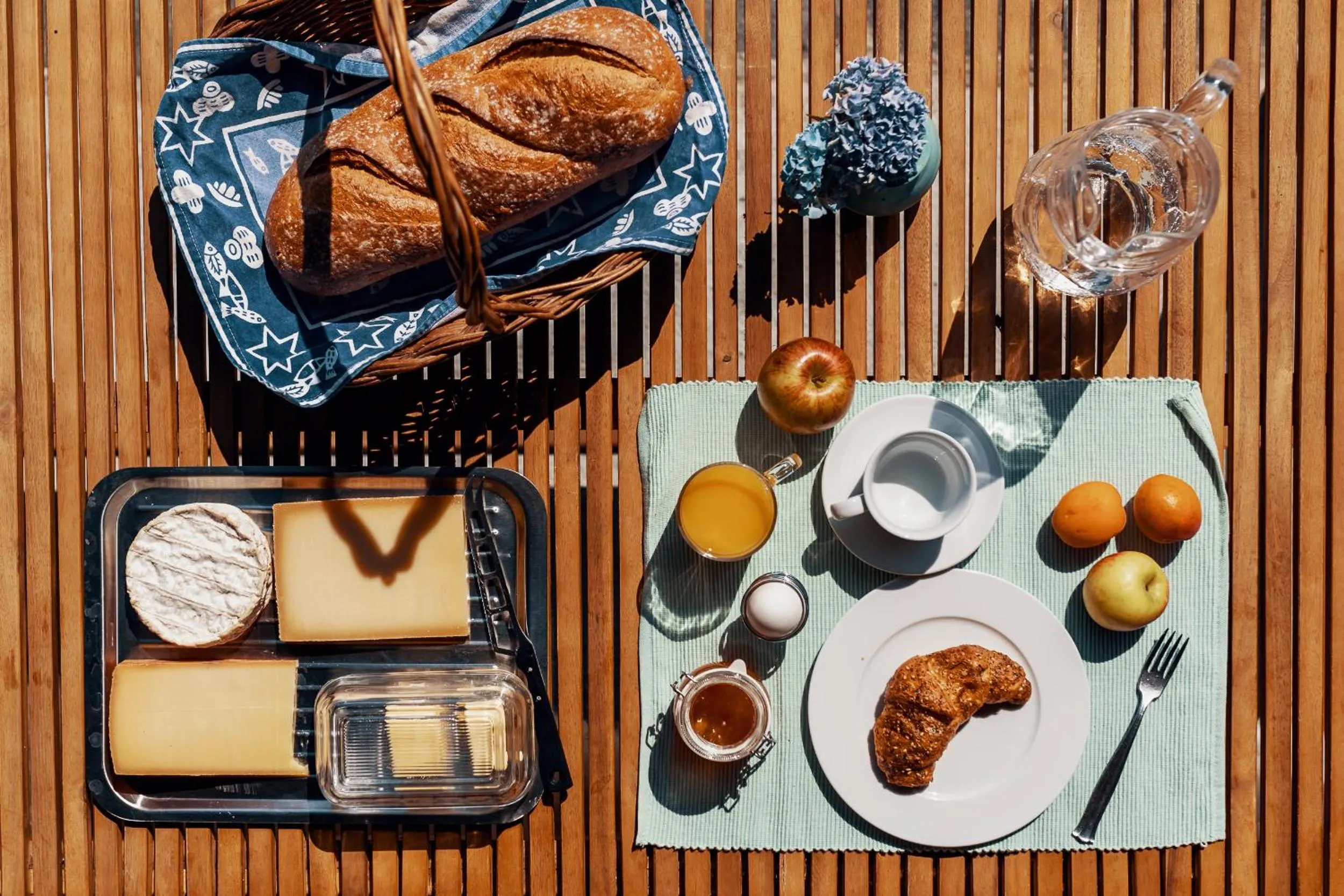 Food and drinks in Lake Villa Lotus