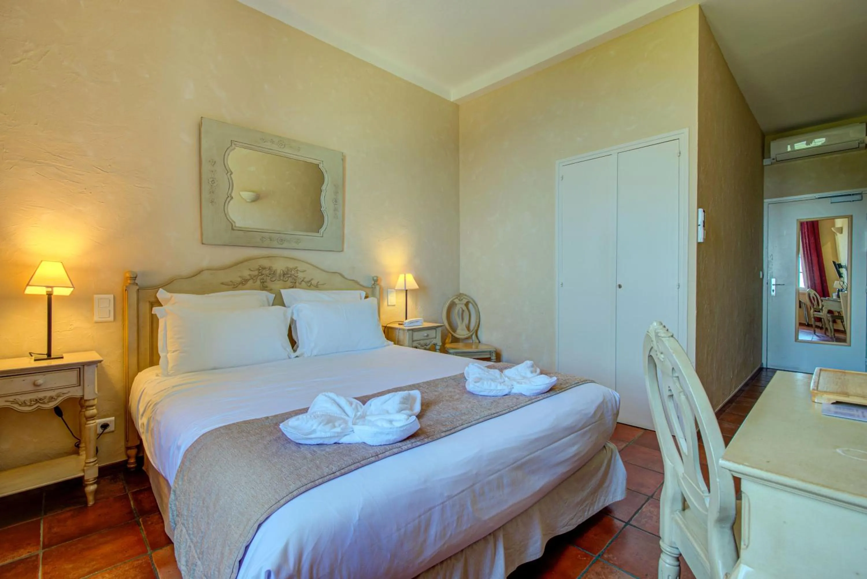 Bedroom, Bed in Hôtel Restaurant la Corniche