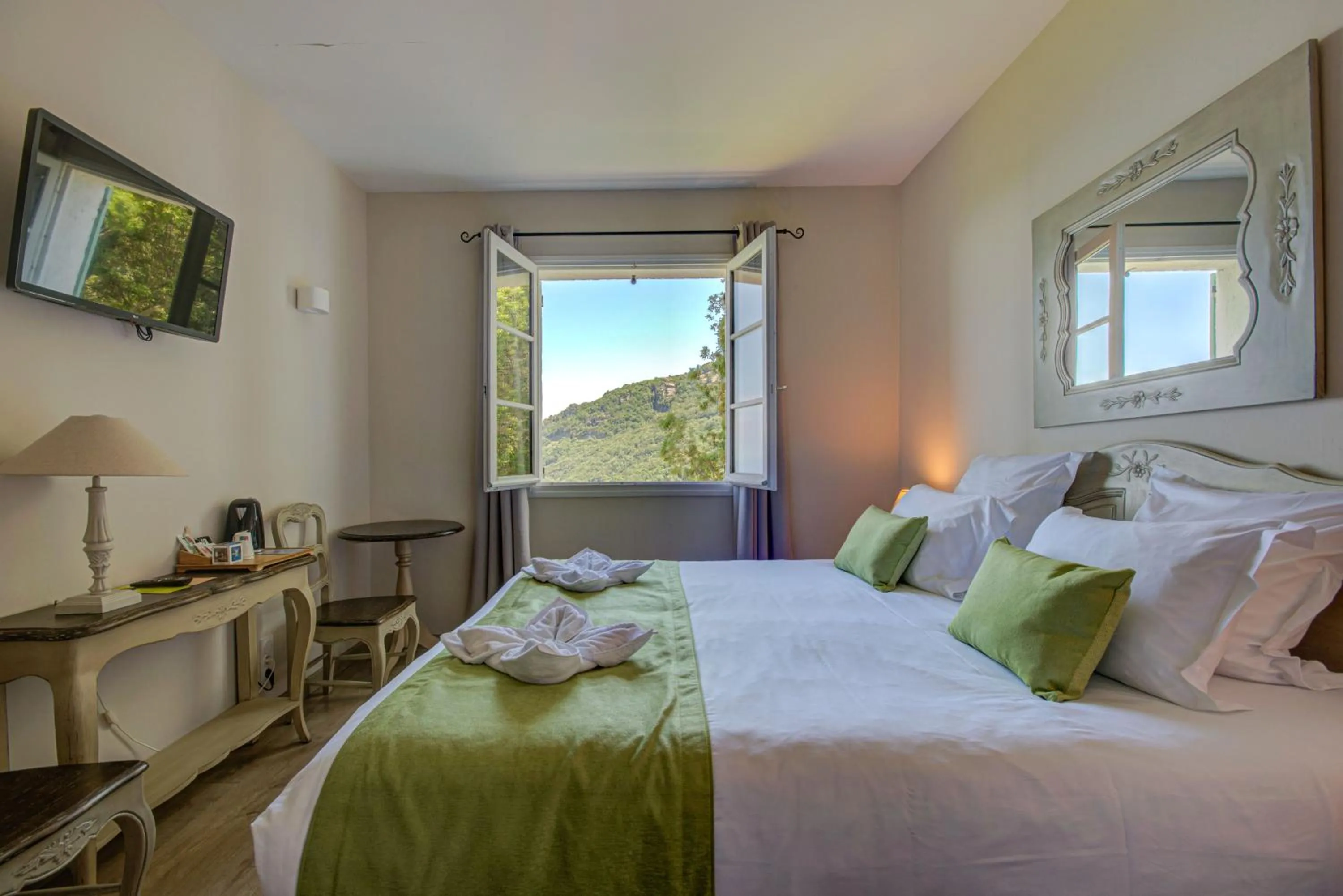 Bedroom, Bed in Hôtel Restaurant la Corniche