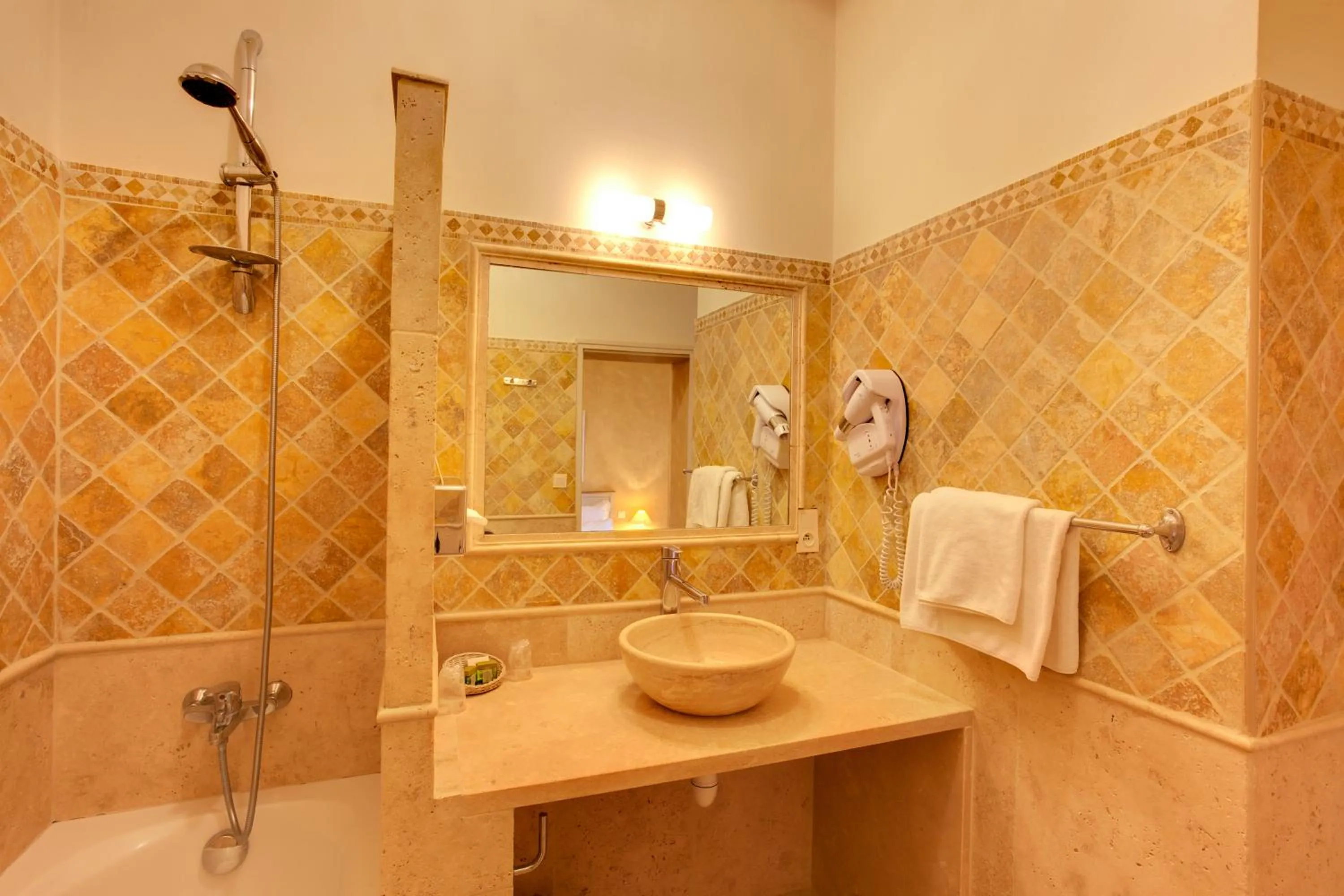 Bathroom in Hôtel Restaurant la Corniche