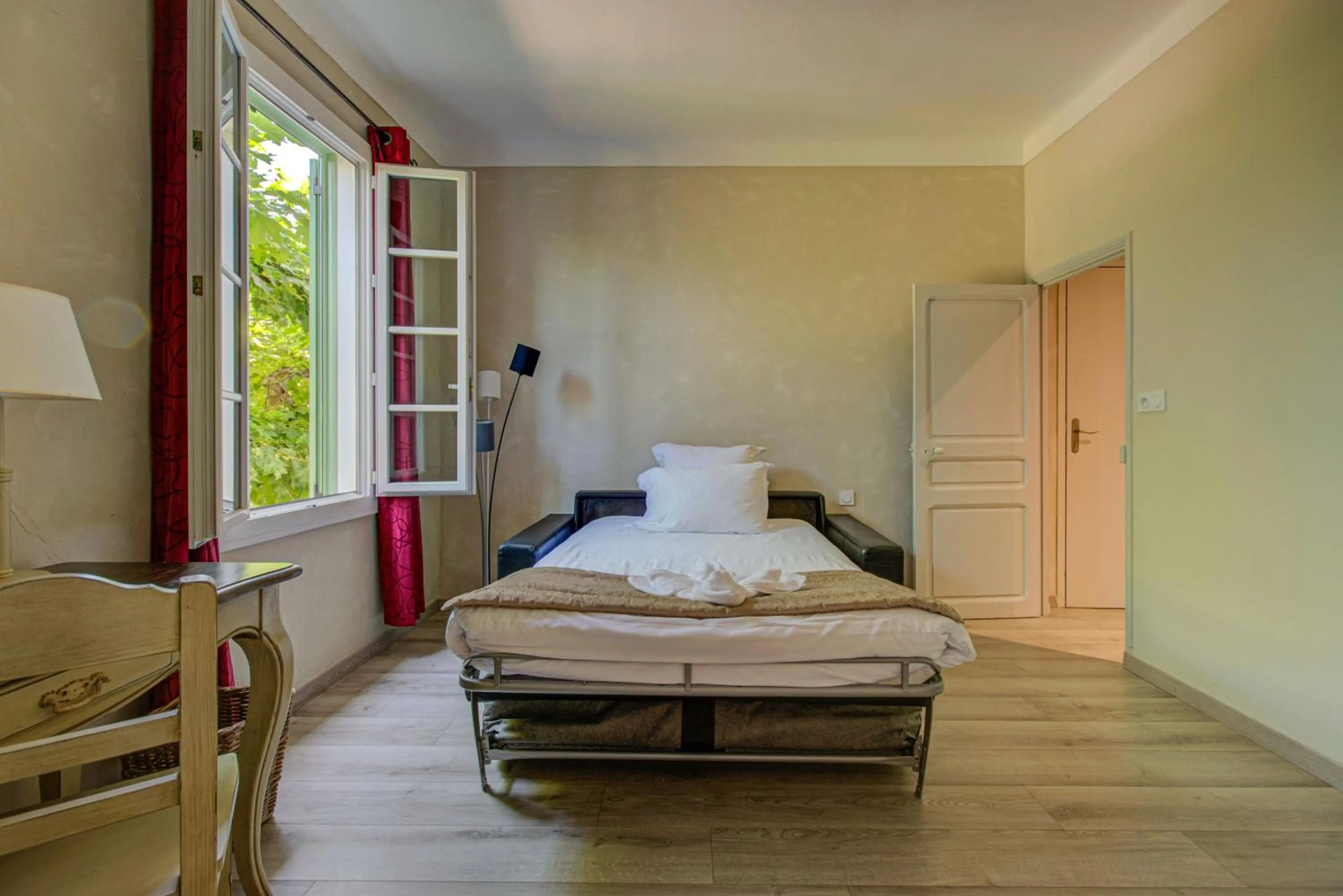 Bedroom, Bed in Hôtel Restaurant la Corniche