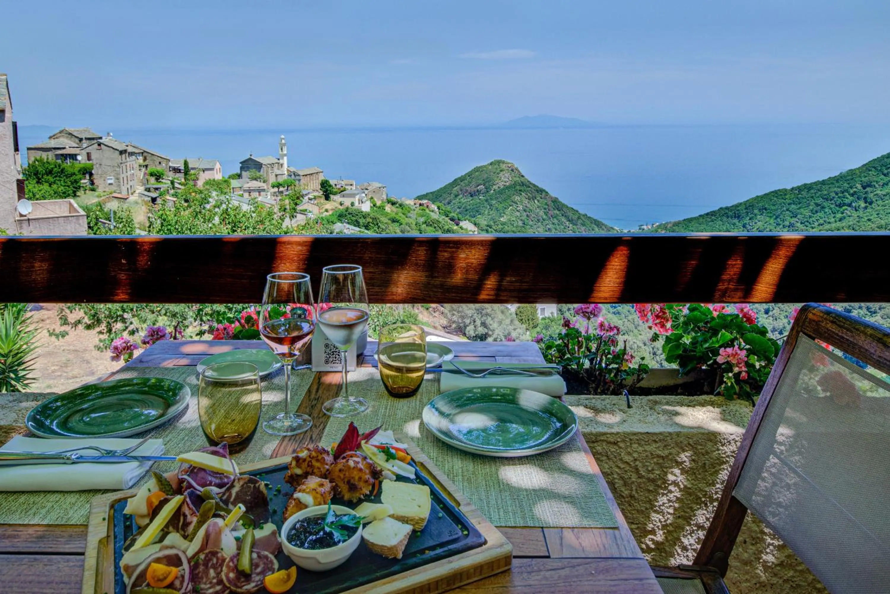 Restaurant/places to eat in Hôtel Restaurant la Corniche