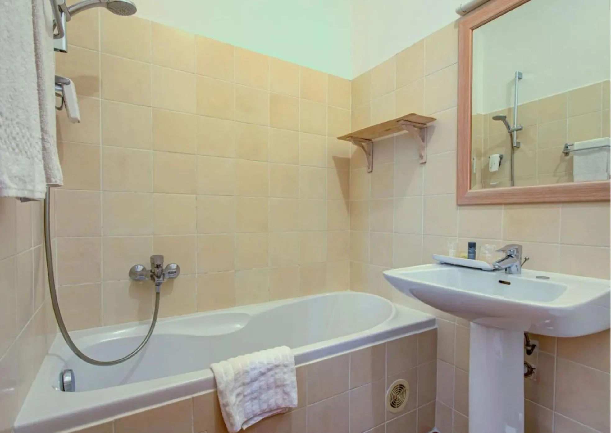 Bathroom in Hôtel Restaurant la Corniche