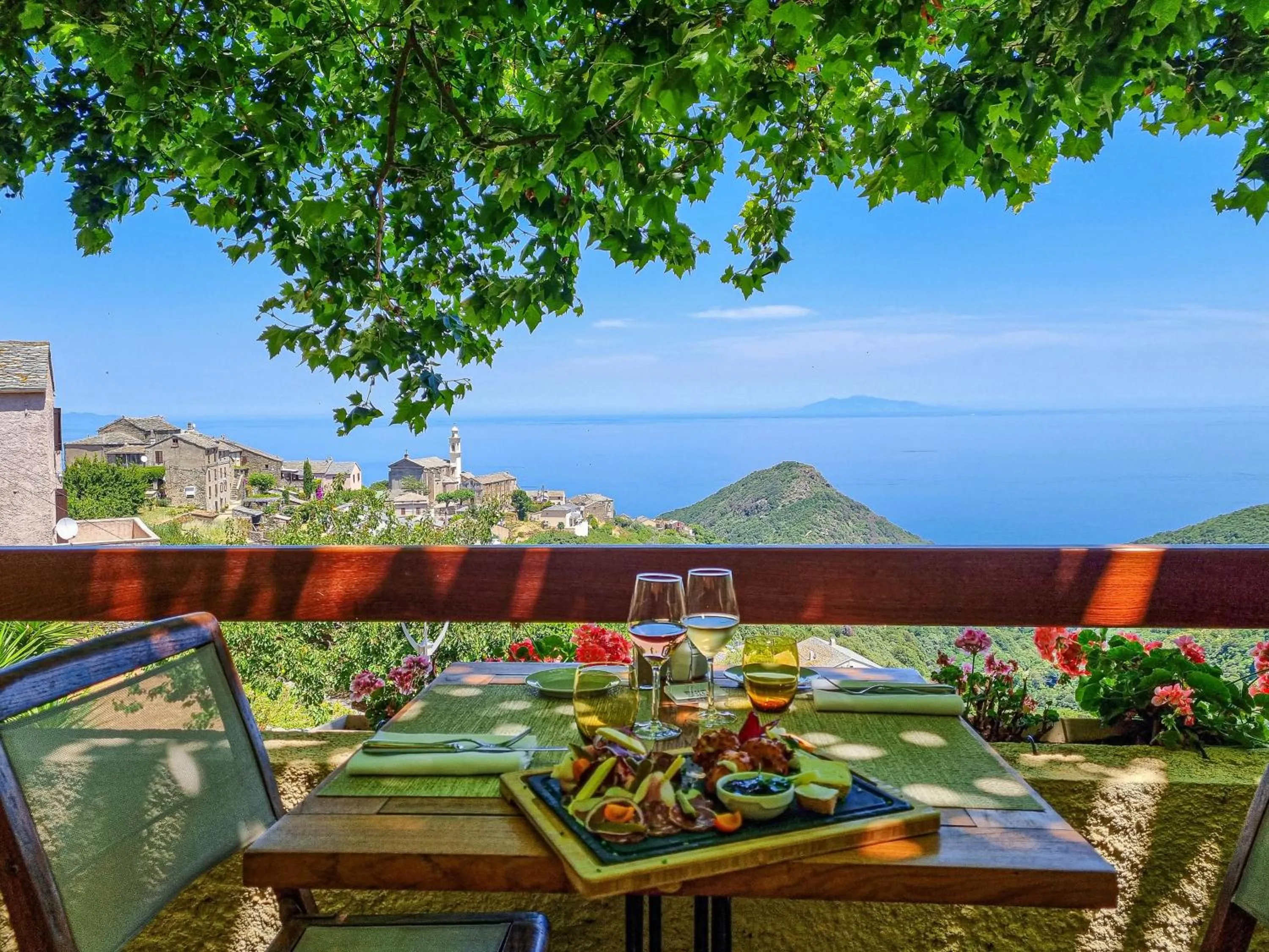 Restaurant/places to eat in Hôtel Restaurant la Corniche