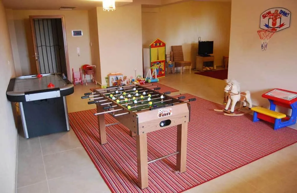 Communal lounge/ TV room in Astrolabe Hotel