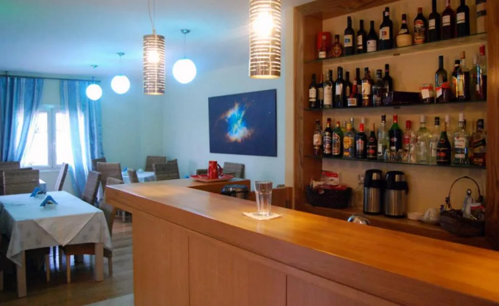 Restaurant/places to eat in Astrolabe Hotel