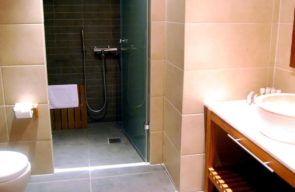 Shower in Astrolabe Hotel